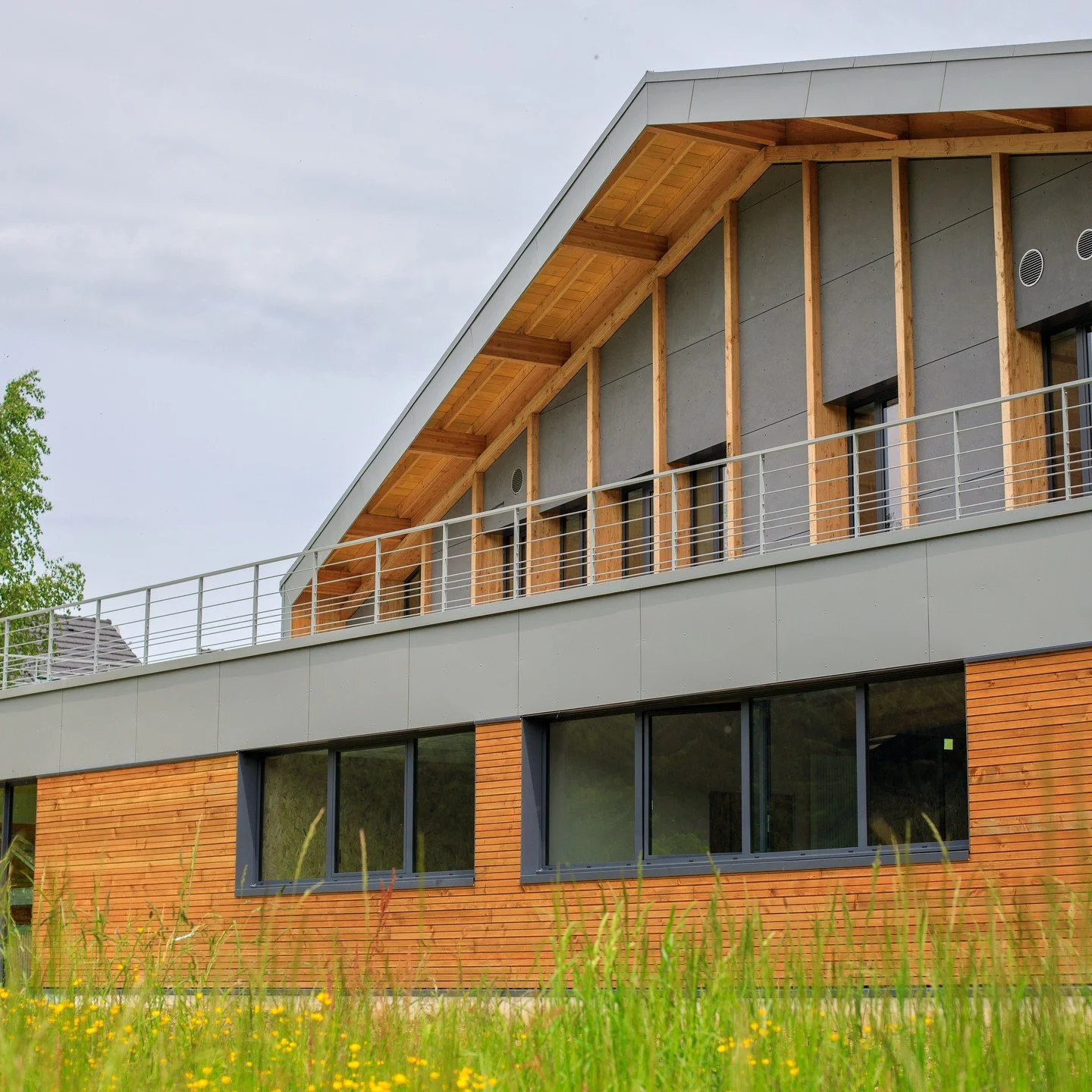 🌿🏢 D&eacute;couvrez notre tout dernier projet pour les laboratoires Deva sur la commune d&rsquo;Autrans ! 🌍✨

Un b&acirc;timent innovant et respectueux de l&rsquo;environnement, alliant une ossature en bois, une couverture en panneaux sandwich m&e