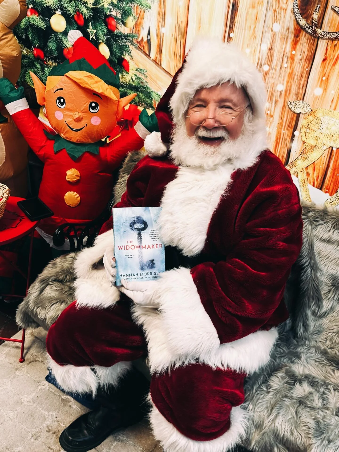 Santa recommends THE WIDOWMAKER for your holiday reading list 🎅🏻🗝️ Happy Birthday to my creepy little Christmas book about a wealthy family shrouded in scandal; a detective tasked with solving an impossible cold case; and a woman with a dark past 