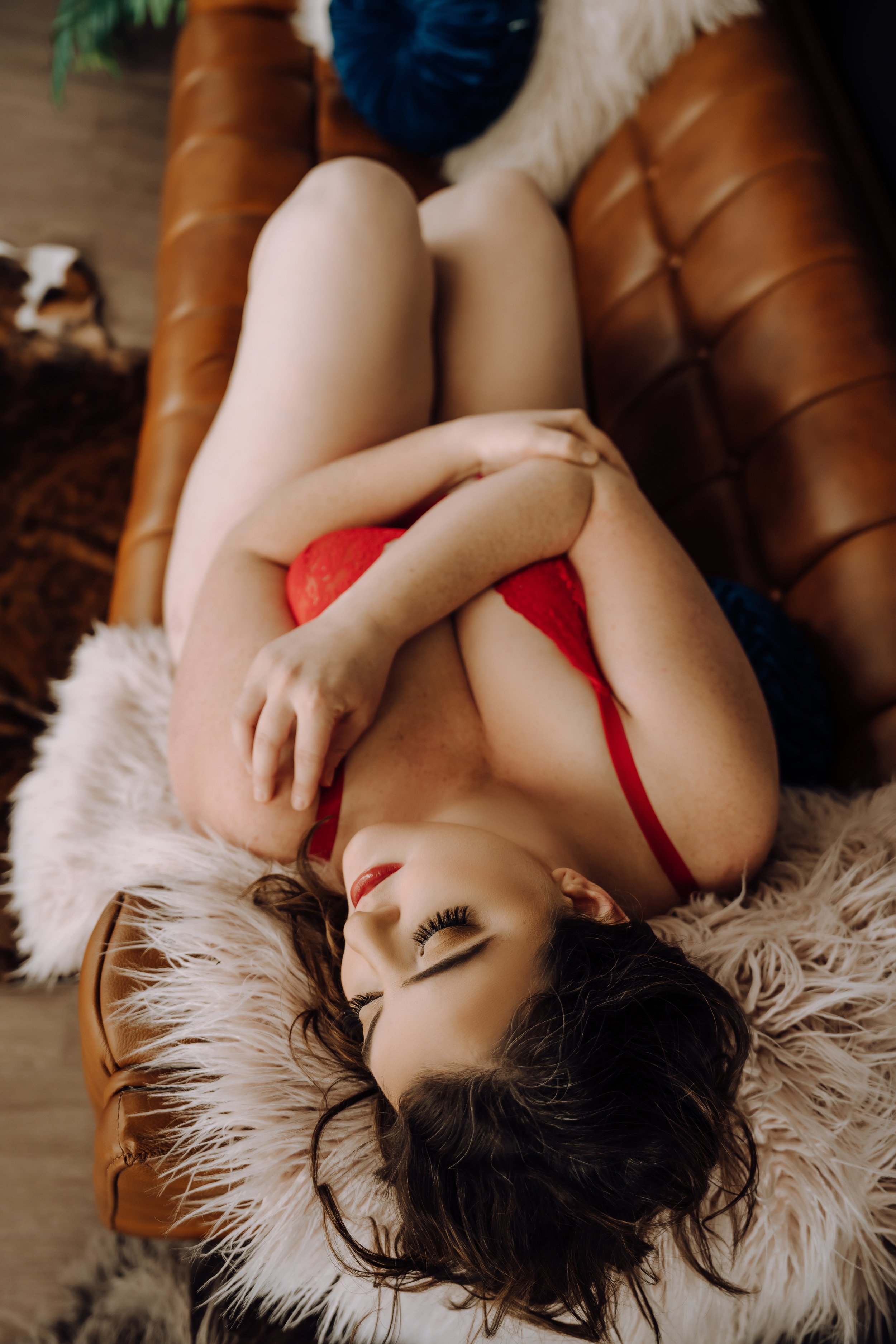 Flattering plus size boudoir pose, lying on sofa, Holly Douglas and Co., Nashville, TN