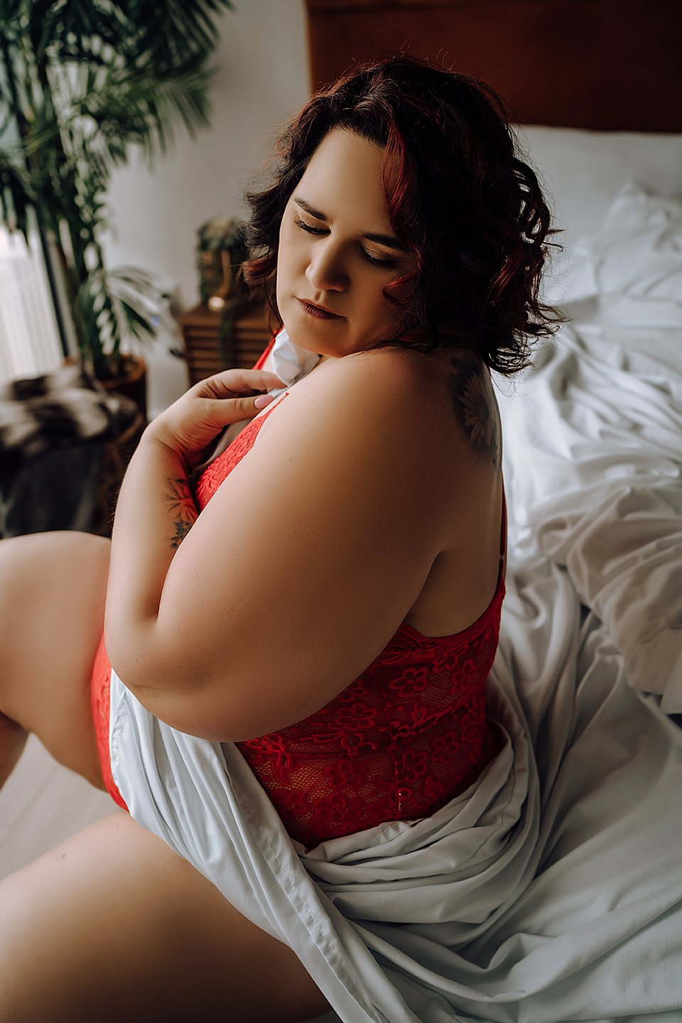 flattering plus size boudoir pose, blanket, sheets, Holly Douglas and Co., Nashville, TN