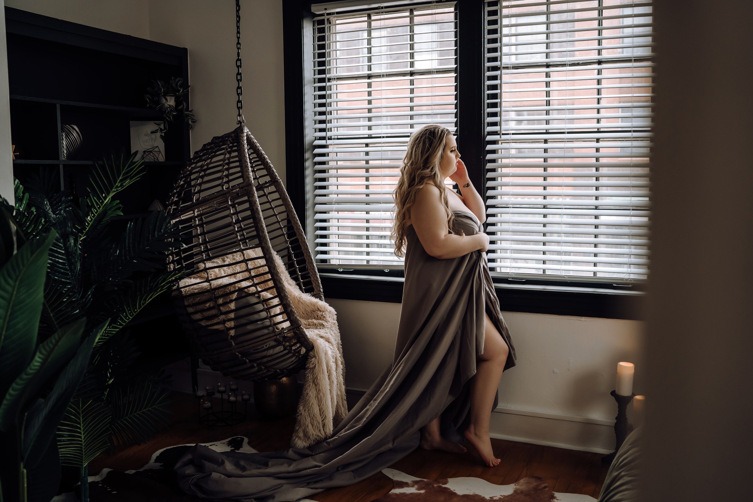 flattering plus size boudoir pose, blanket, sheets, Holly Douglas and Co., Nashville, TN