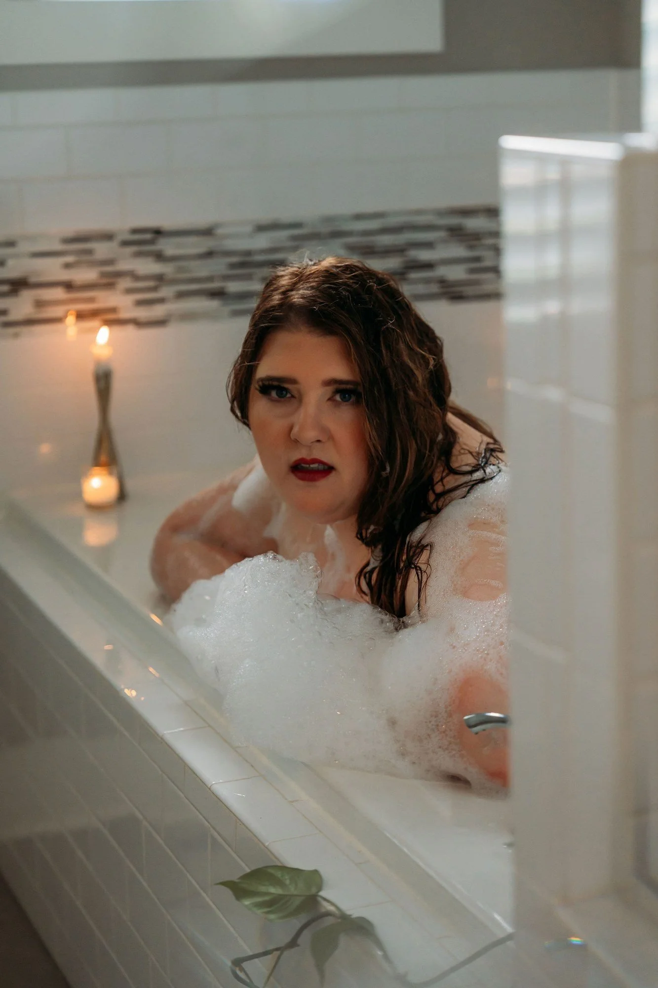 Woman resting her arms on the tub edge in a bubble bath, Bubble Bath add-on set by Nashville boudoir photographer Holly Douglas & Co