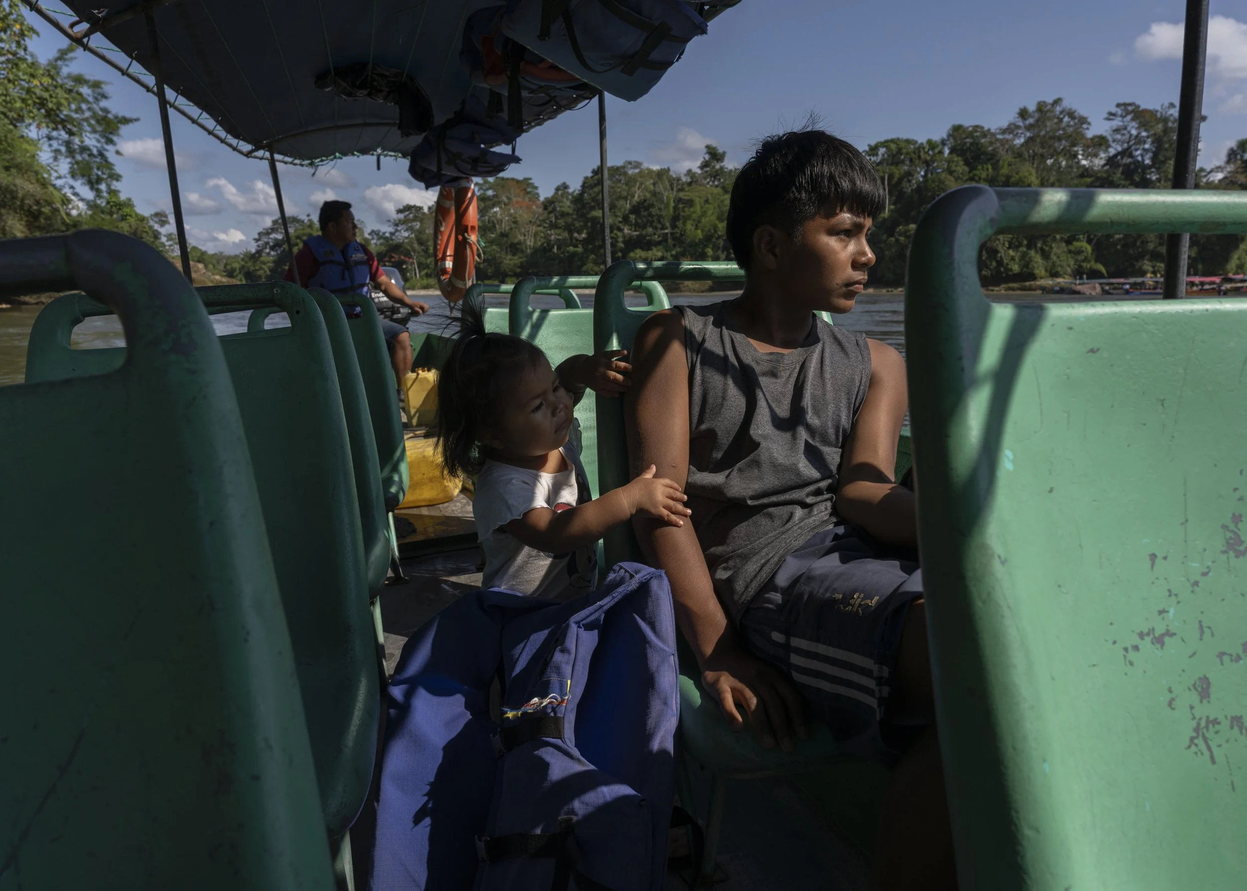 Ramón Avilés and his children ride a canoe on the Misahuallí River.