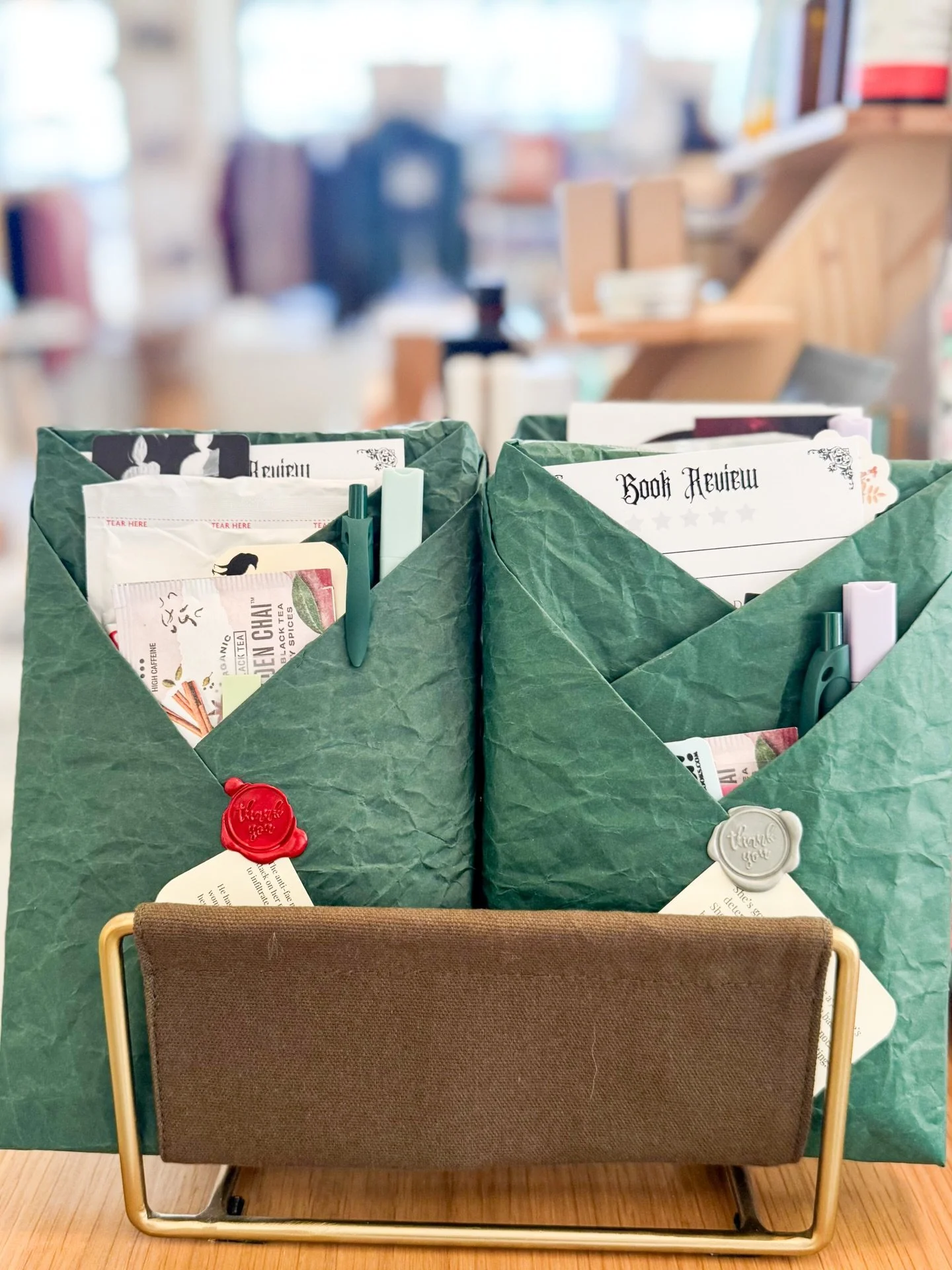 >> Blind date with a book.

Last-minute gift or main-character energy for the weekend.

Either way, it just works. ✨👌