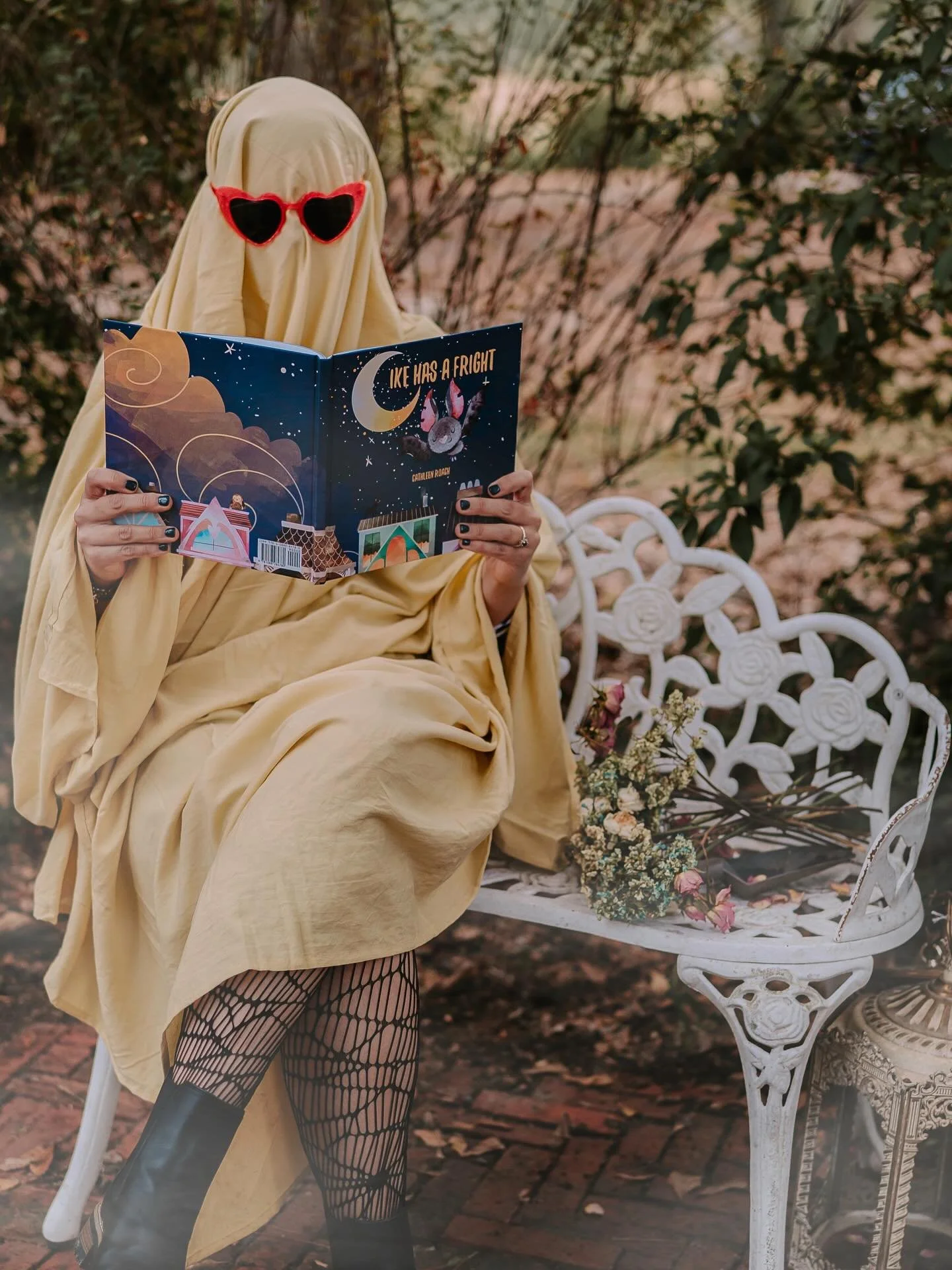 Happy Halloween to all the Ghouls, Bats, Witches, and Readers of the world! I hope the days is as spooky as you! 👻🦇🎃📚

📷: @florasfantasyfolio