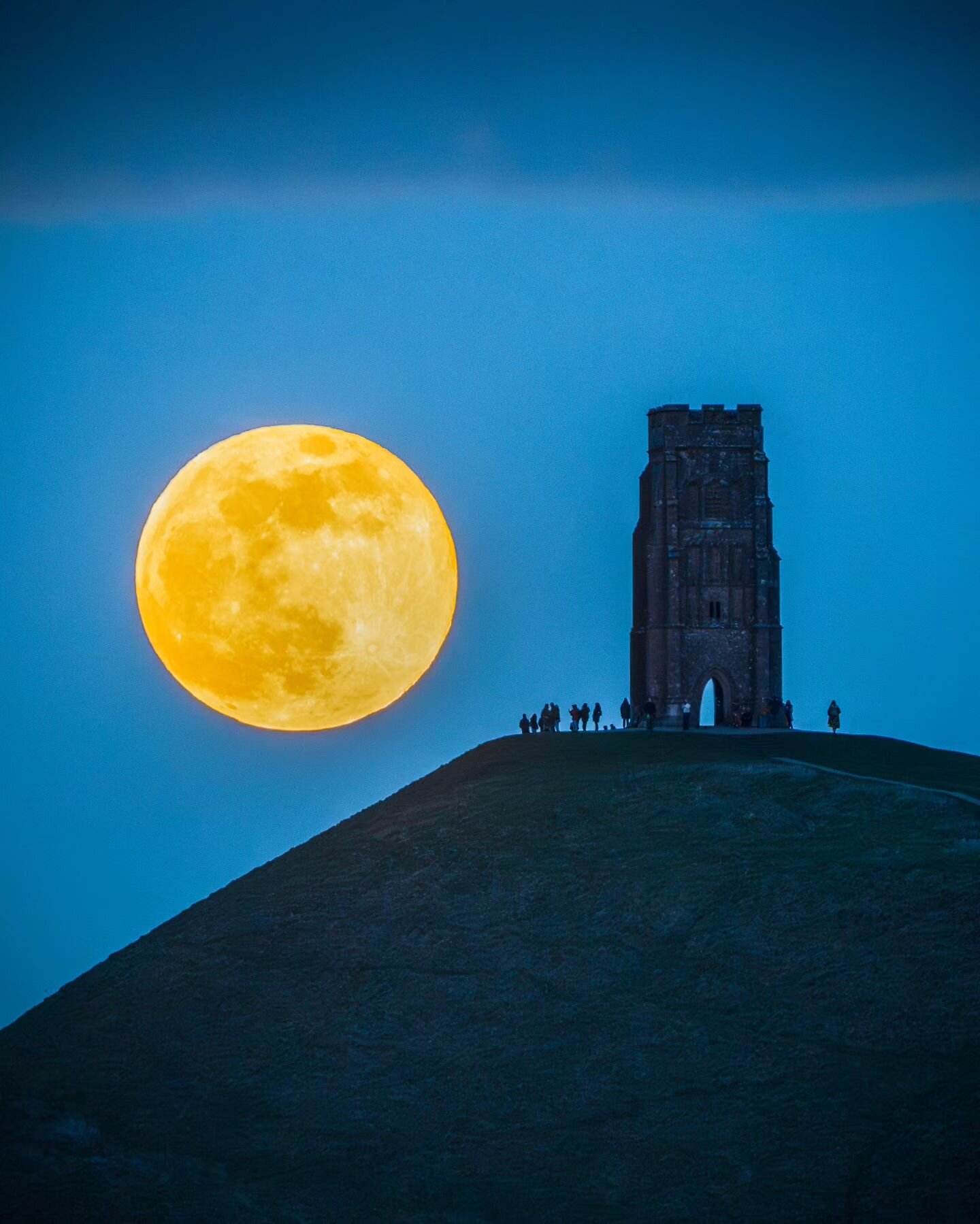 STUNNING Snow Moon rising over Glastonbury Tor 🌕
Want to know how I took this photo? Read the caption on my latest reel ➡️ @max.trafford

Our day was almost ruined by a low bank of clouds, but the moon rose just in time to capture this perfect image