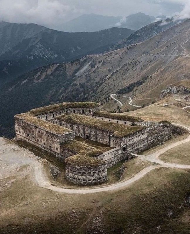 Fort Central du col de Tende 🇫🇷.jpg
