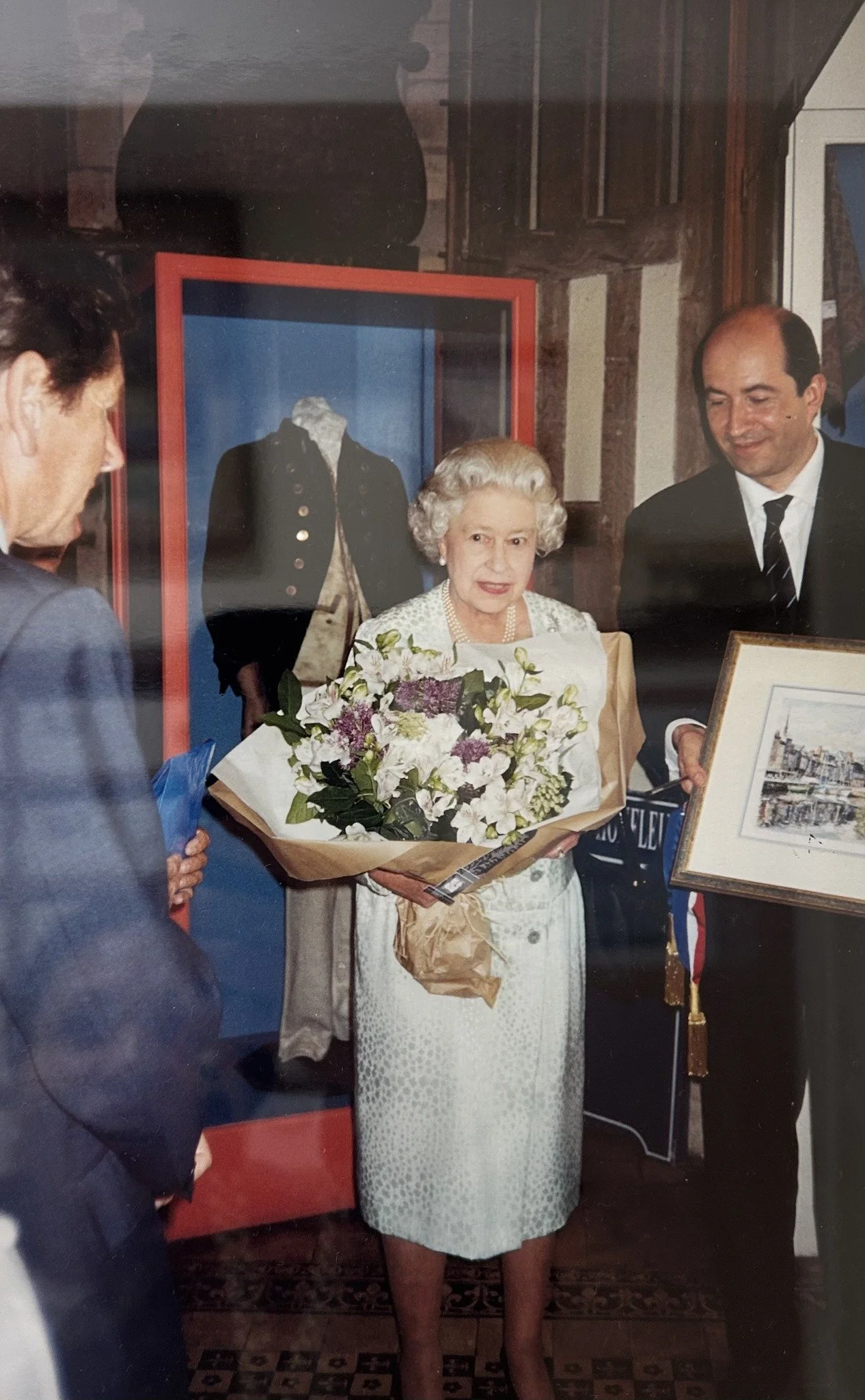 Journal de bord - Photo de la REINE D’angleterre et buste d’allais