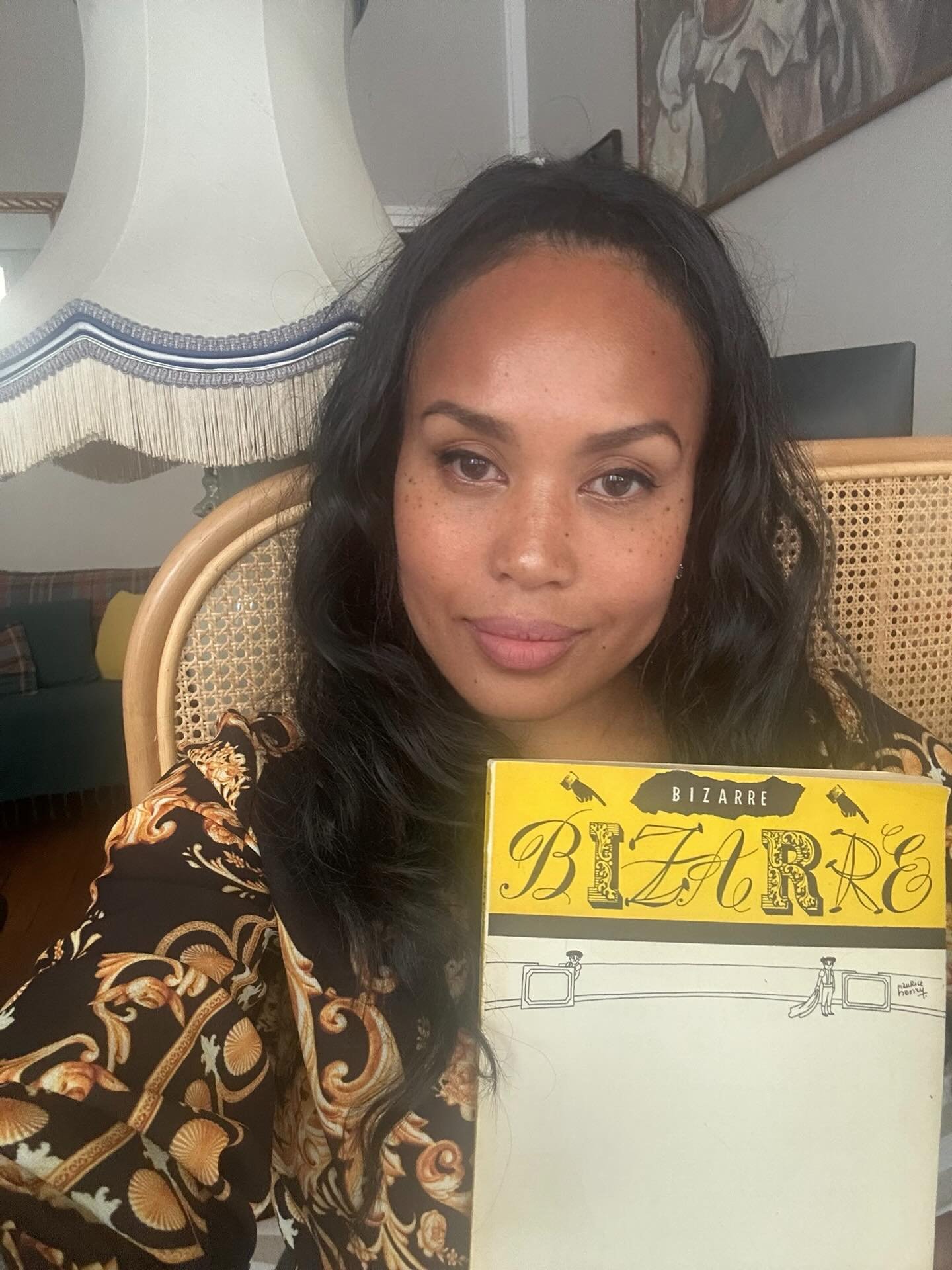 Bizarre, bizarre&hellip; vous avez dit bizarre ?!
Oui. J&rsquo;ai en ma possession le n&deg;1 de la revue Bizarre &mdash; cadeau du conservateur du Petit Mus&eacute;e d&rsquo;Alphonse (Allais). Avec lui, je serai le 20 septembre &laquo; de l&rsquo;au