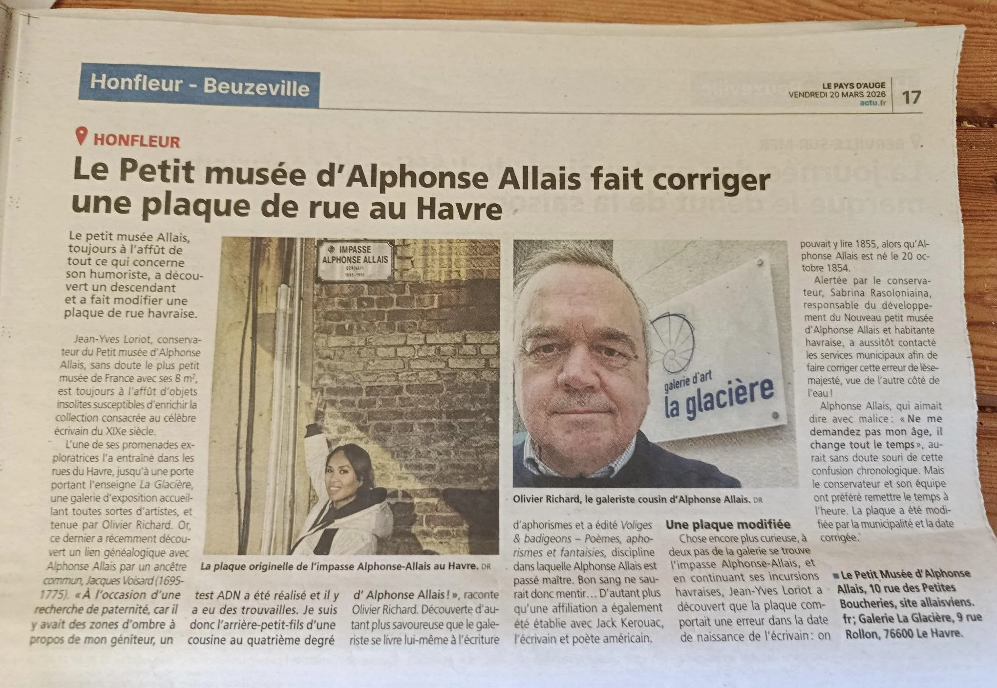 Une tasse Ming, un chat noir et une plaque corrigée