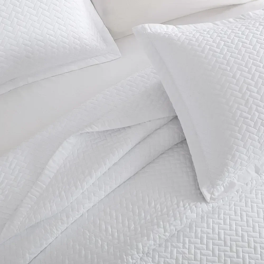 classic-white-quilt-set-closeup_603x609_crop_center@2x.webp