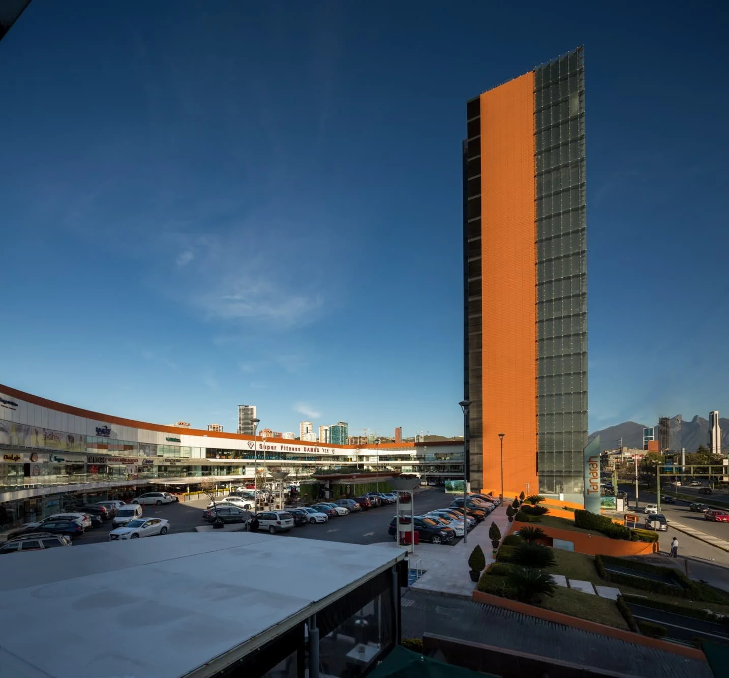 Vidal-Arquitectos-Plaza-Tanarah1.jpg