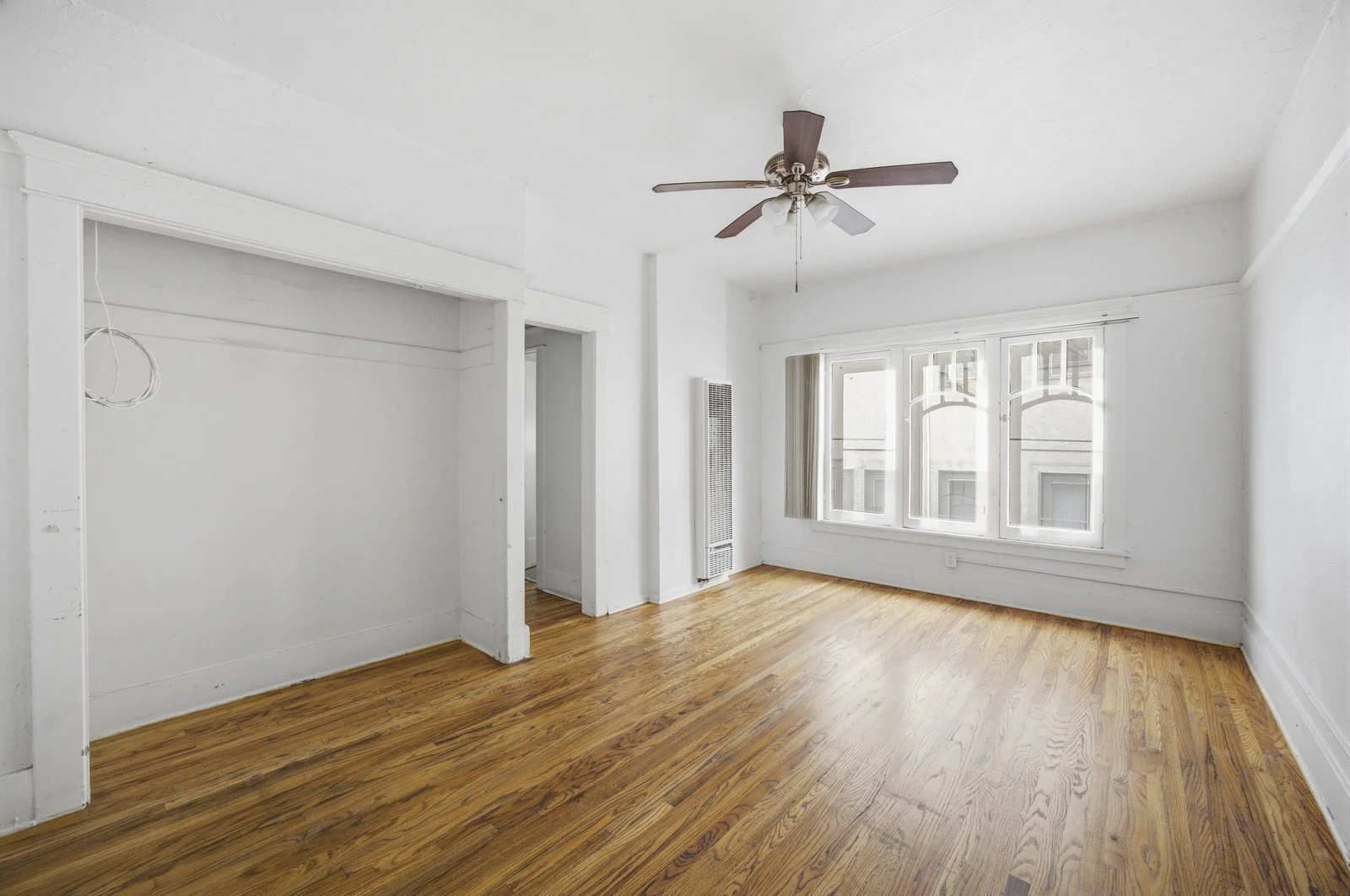 04-412-union-dr-studio-hardwood-floors-living-room.jpg
