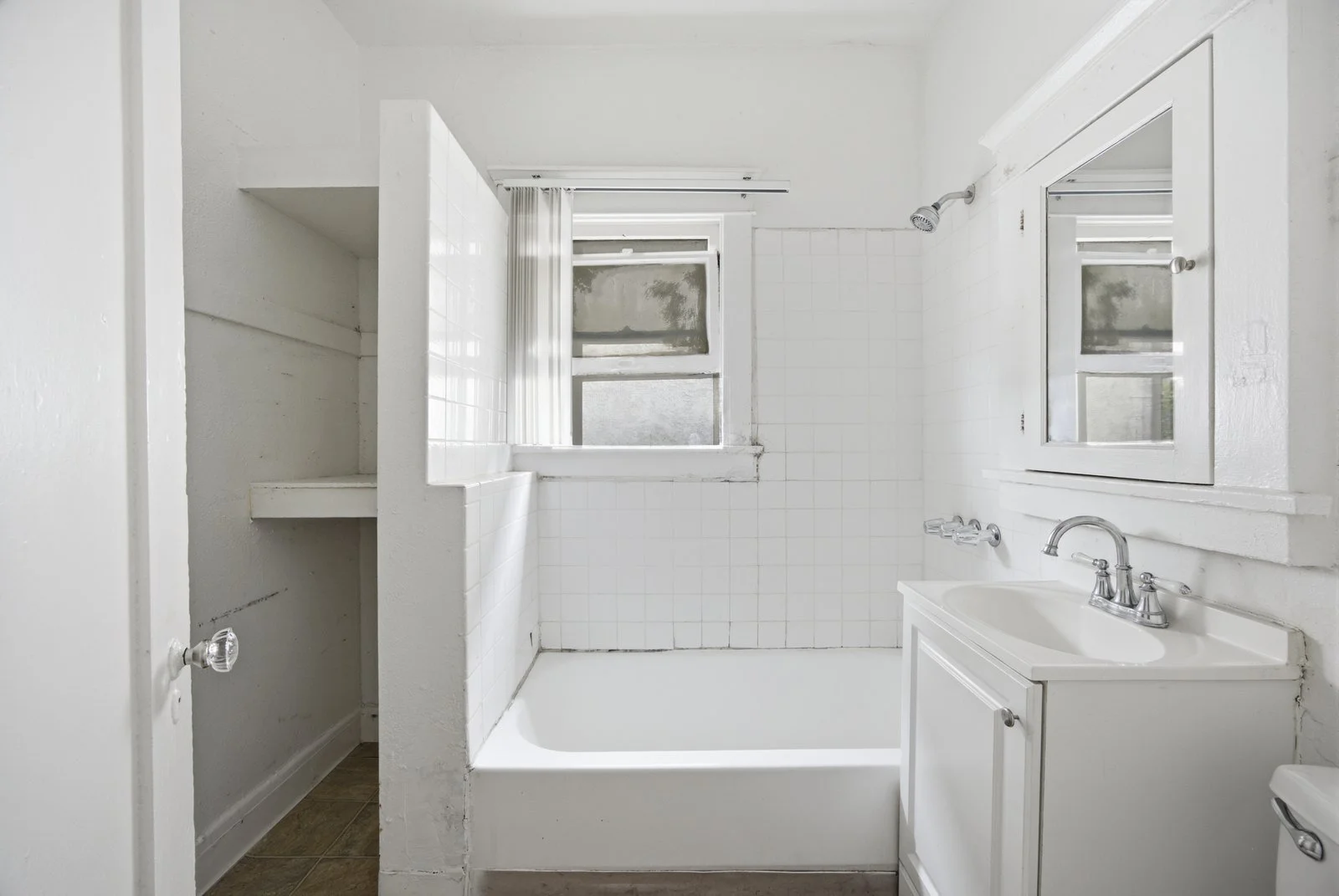 08-412-union-dr-bathroom.jpg