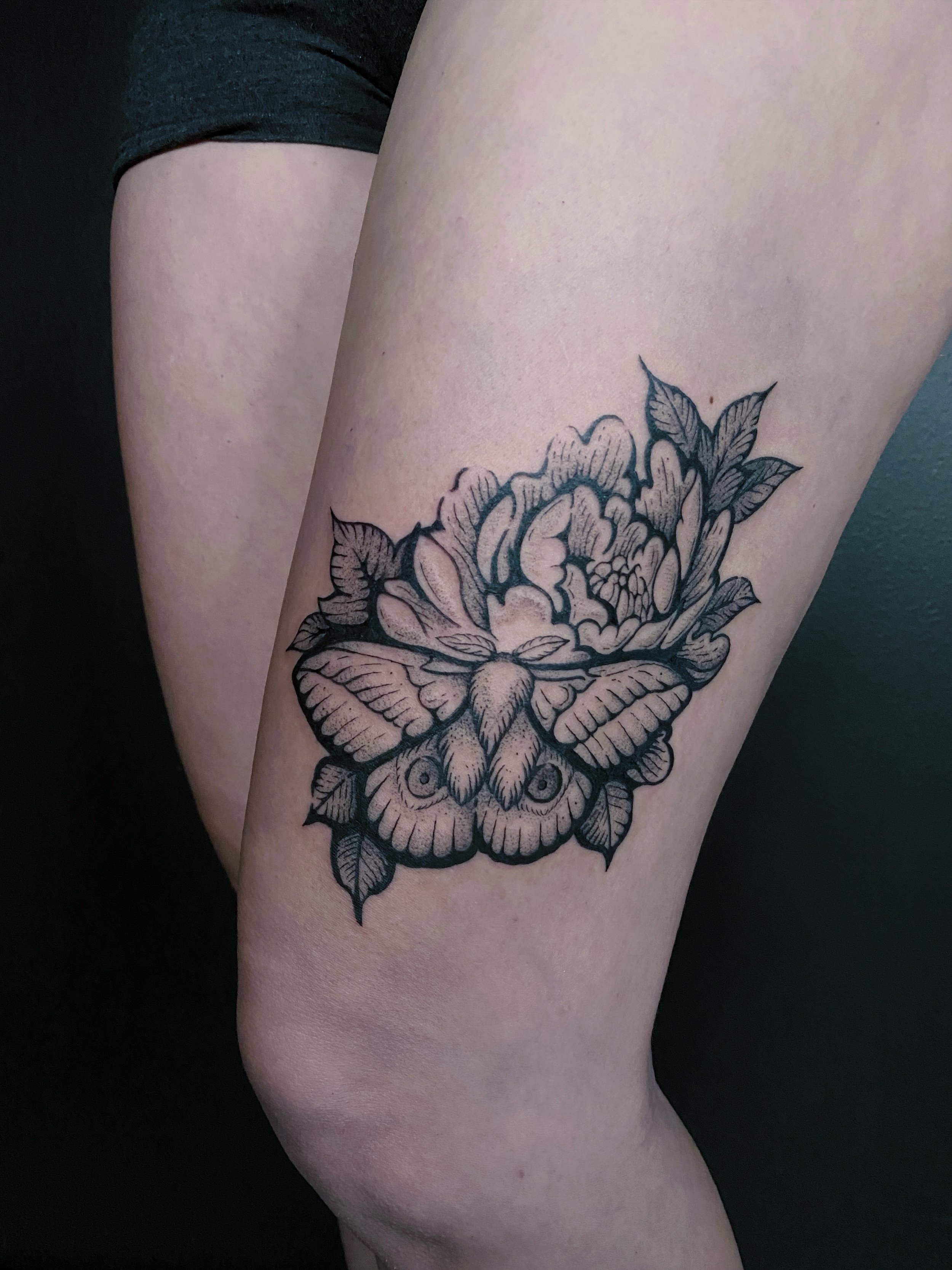 A lil etching moth moment from my elder flash for Elewyn ✨ I had so much fun making this with you! Thanks again!
.
.
.
.
.
#kelownatattoo #etchingtattoo #mothtattoo