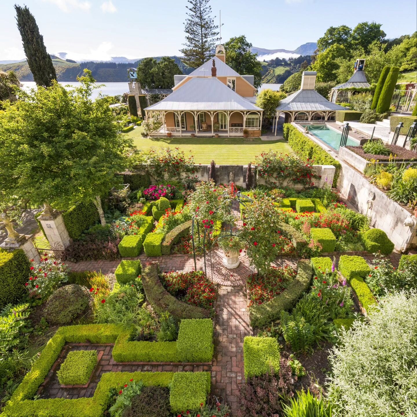 Ohinetahi 🌸

@ohinetahi is located in Governors Bay, Lyttleton, and consists of formal rooms of differing styles and character. Amongst the English-inspired landscaping includes a red garden, gazebo, pond, and an&nbsp;Oamaru&nbsp;stonewall. The gard