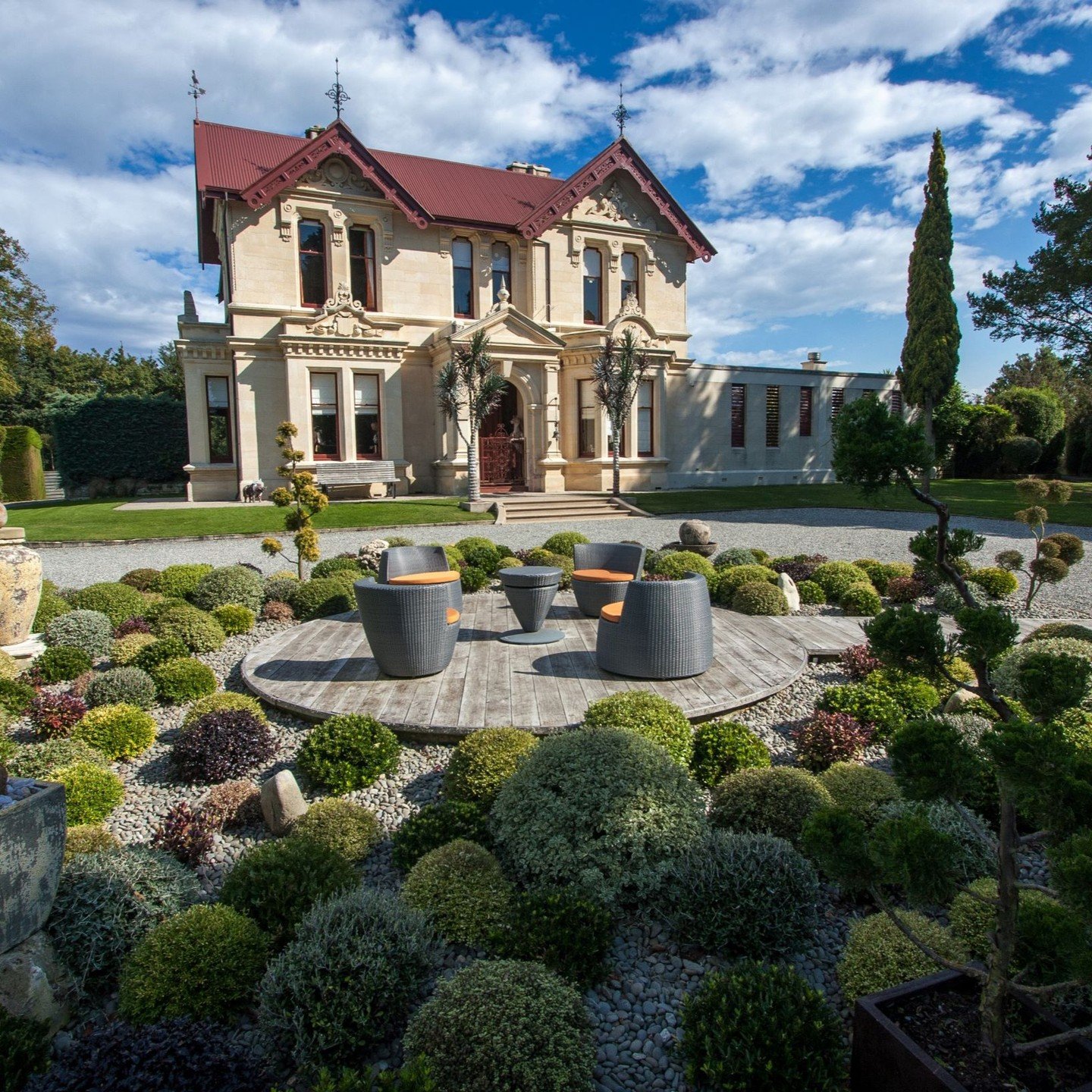 Beautiful Brookfield Park Gardens in Oamaru... ⭐⭐⭐⭐⭐
#opengarden 
JJ took over the property in 2003. Then in a ruinous state, it has been a restorative challenge. Bordered by magnificent hedges, the majority of Brookfield&rsquo;s gardens are containe