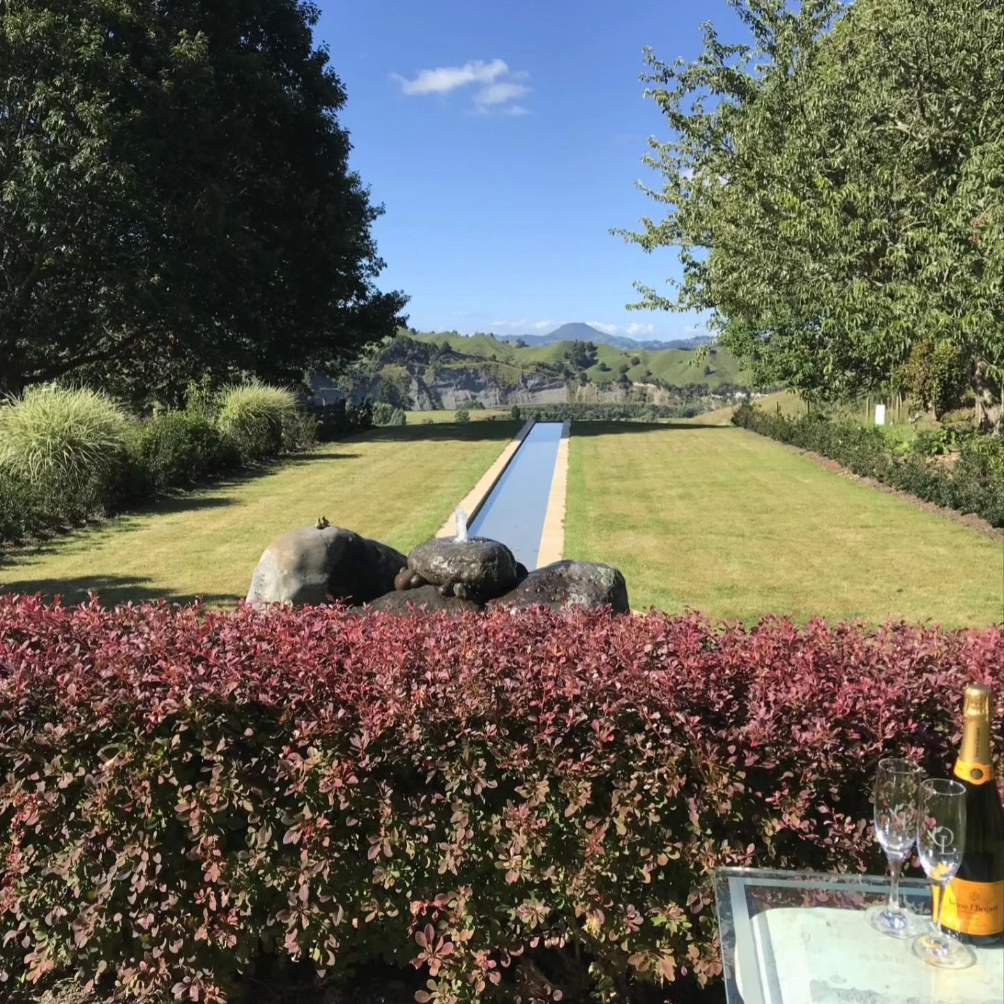 Omaka Lodge ⭐⭐⭐⭐⭐

@omaka.lodge is only a short drive from Taumarunui, along the Forgotten World Highway and scenic drive following the Whanganui River. The large country home was built in 1977-78 and designed by renowned New Zealand architect, Jack 