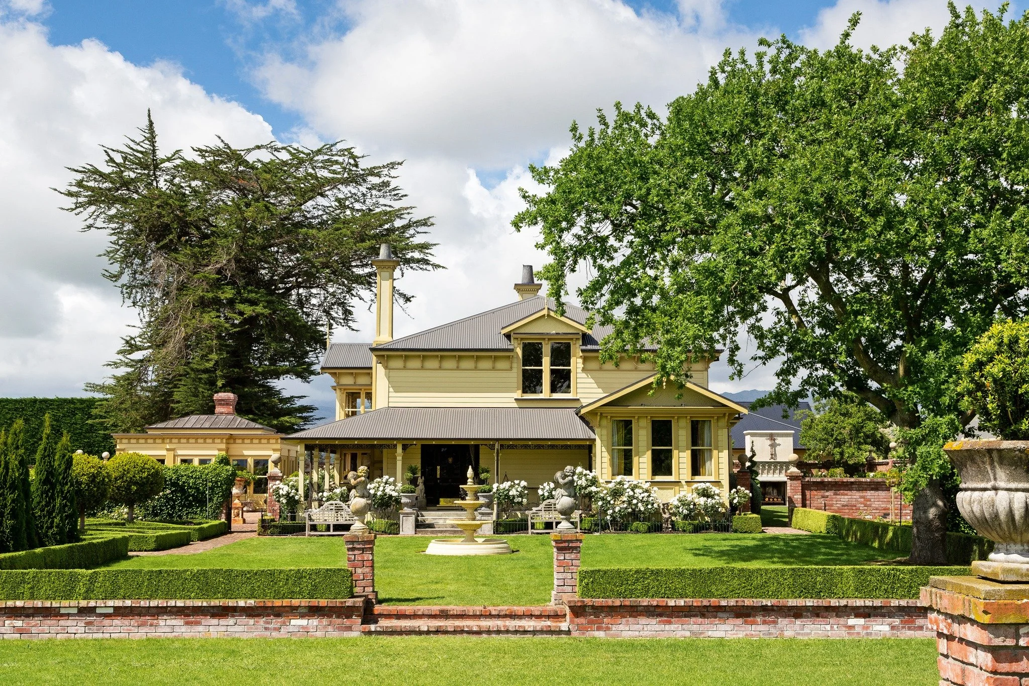 Longfield Estate ★★★★★

Italy is the inspiration behind this grand formal garden, with its statues and fountains, and Corinthian columns reminiscent of Tivoli. Brick walls and hornbeam hedges create many garden rooms, featuring old fashioned roses, c