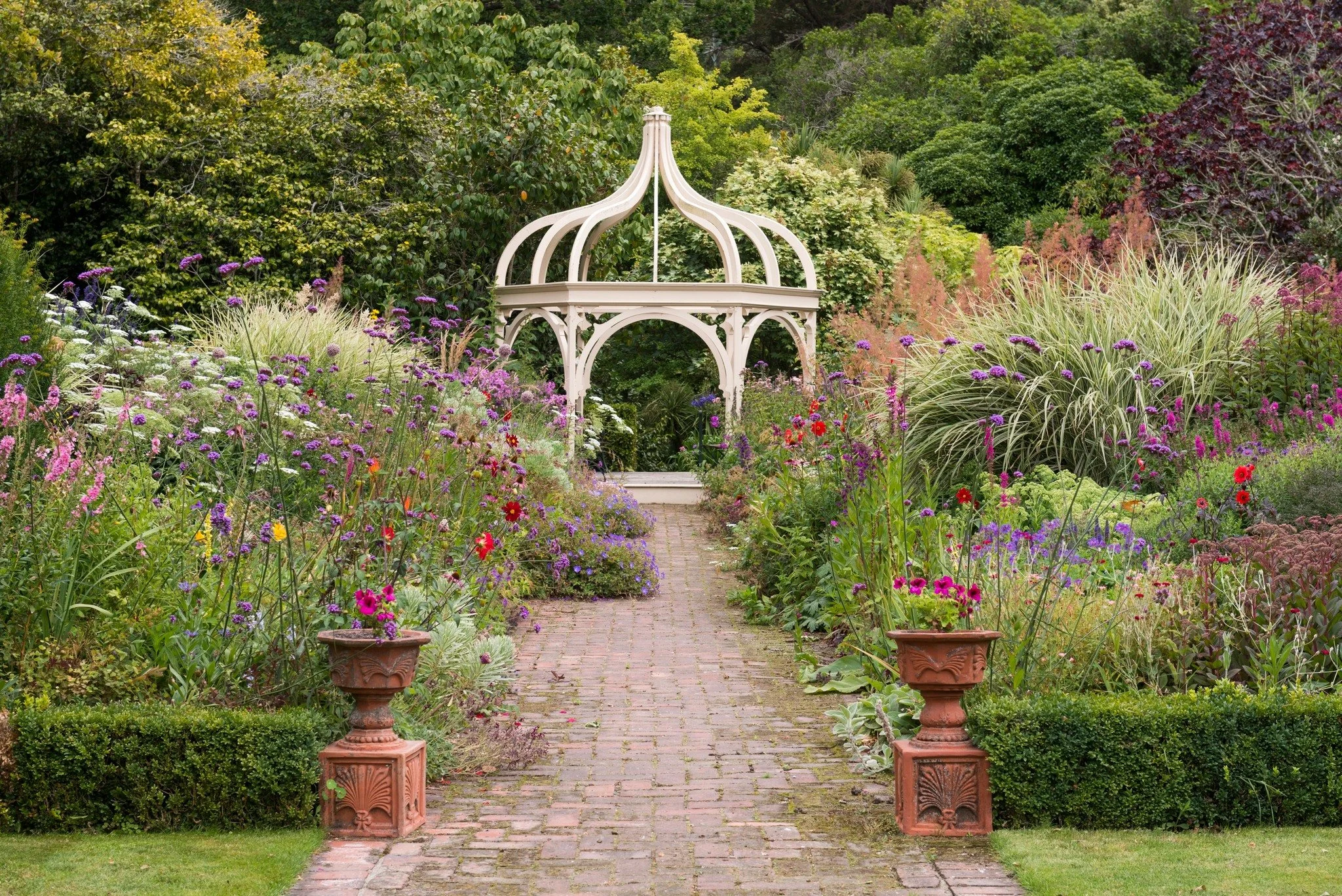 Ōhinetahi ★★★★★★
Ōhinetahi is arranged as a sequence of formal garden rooms set on two strong axes running east&ndash;west and north&ndash;south, reflecting Arts and Crafts principles.

Close to the house, curved macrocarpa hedges frame a formal lawn