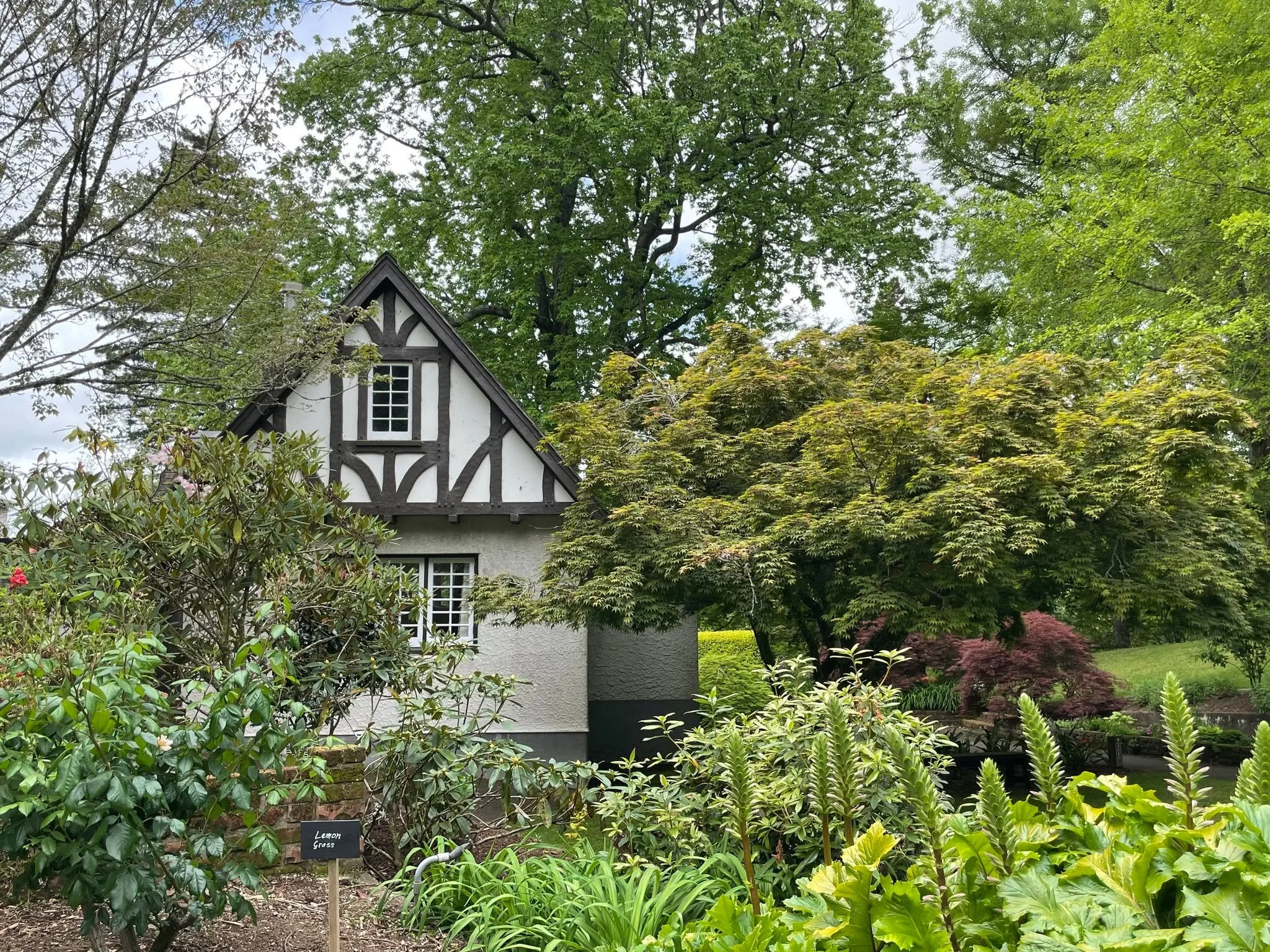 Tūpare &mdash; ★★★★★★
A six-star Arts &amp; Crafts garden in Taranaki, Tūpare pairs a Chapman-Taylor designed house with beautifully structured landscape rooms stepping down to the Waiwhakaiho River. Mature conifers and deciduous trees create shelter