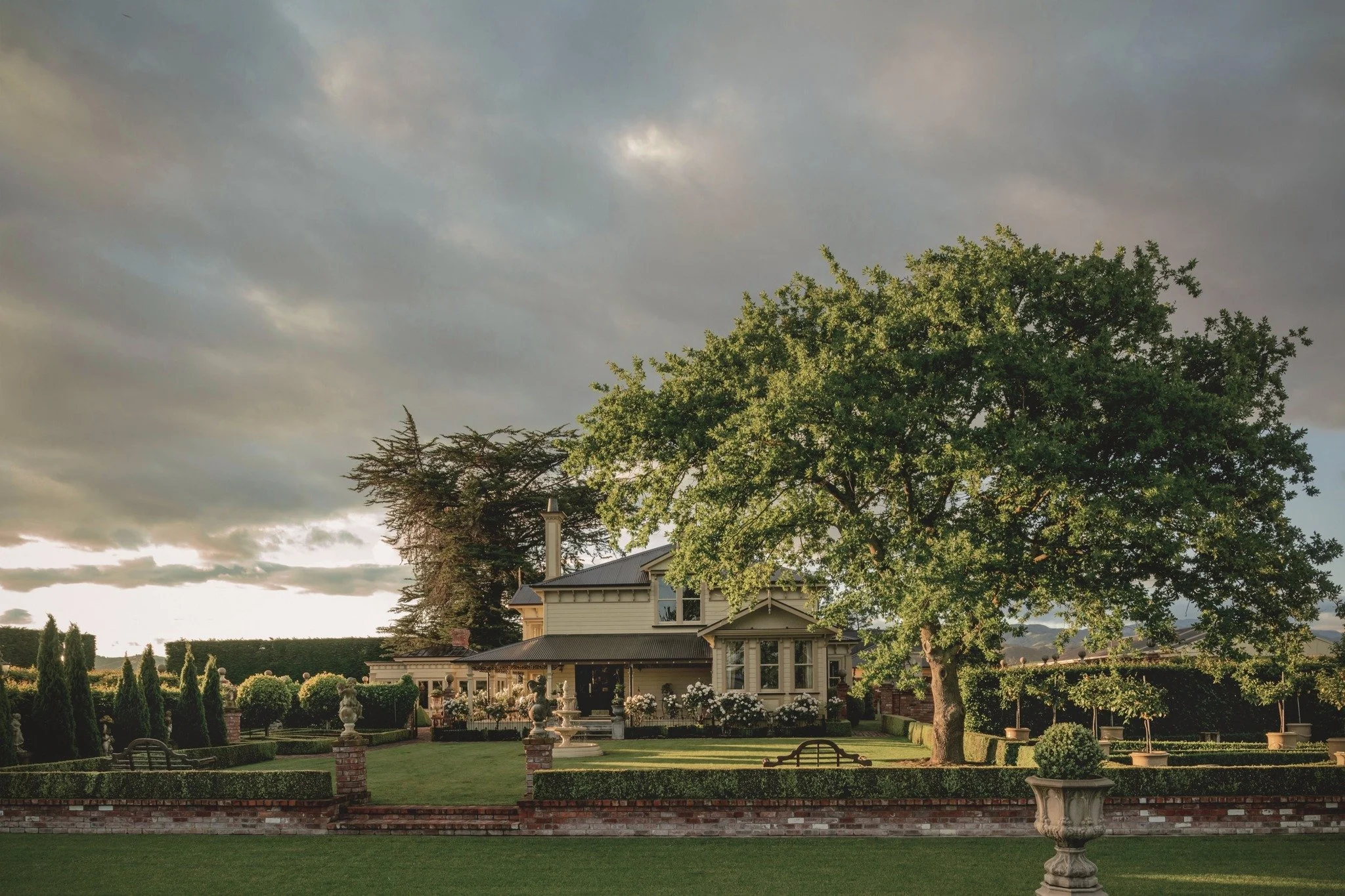 Longfield Garden ★★★★★

Italy provides the inspiration for this grand formal garden, where statues, fountains and Corinthian columns evoke Tivoli. Brick walls and clipped hornbeam hedges form a sequence of garden rooms, each carefully composed.

Old-