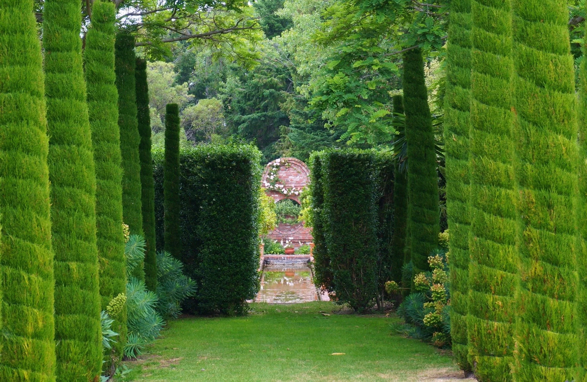 Winterhome ★★★★★

Established in 1939, Winterhome centres on a coastal homestead sheltered by early plantings of pōhutukawa, Moreton Bay figs and ngaio. Bougainvillea, hibiscus and jacaranda thrive on the frost-free eastern side, while the lawn in fr