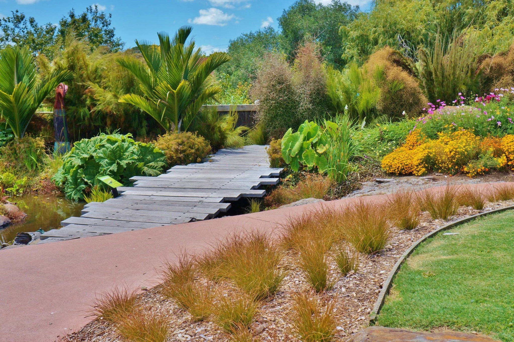 Auckland Botanic Gardens ★★★★★

Created from gently contoured farmland, Auckland Botanic Gardens is a young and expansive garden showcasing a wide range of plants suited to the region&rsquo;s mild climate. Native collections focus on northern species