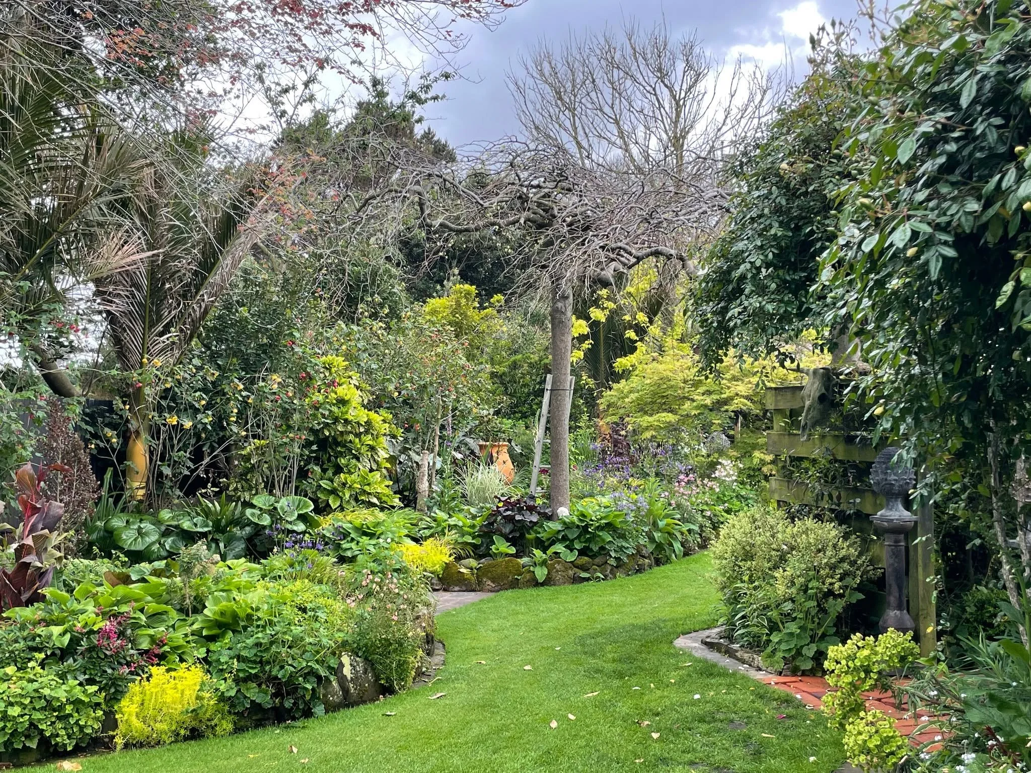 Sanderson Garden
★★★★★
Sweeping lawns, mountain views, and paths through hostas, maples and roses &mdash; the Sanderson Garden is a generous and beautifully kept space, with quiet seating areas and sculptures adding interest throughout.
Uplifting in 