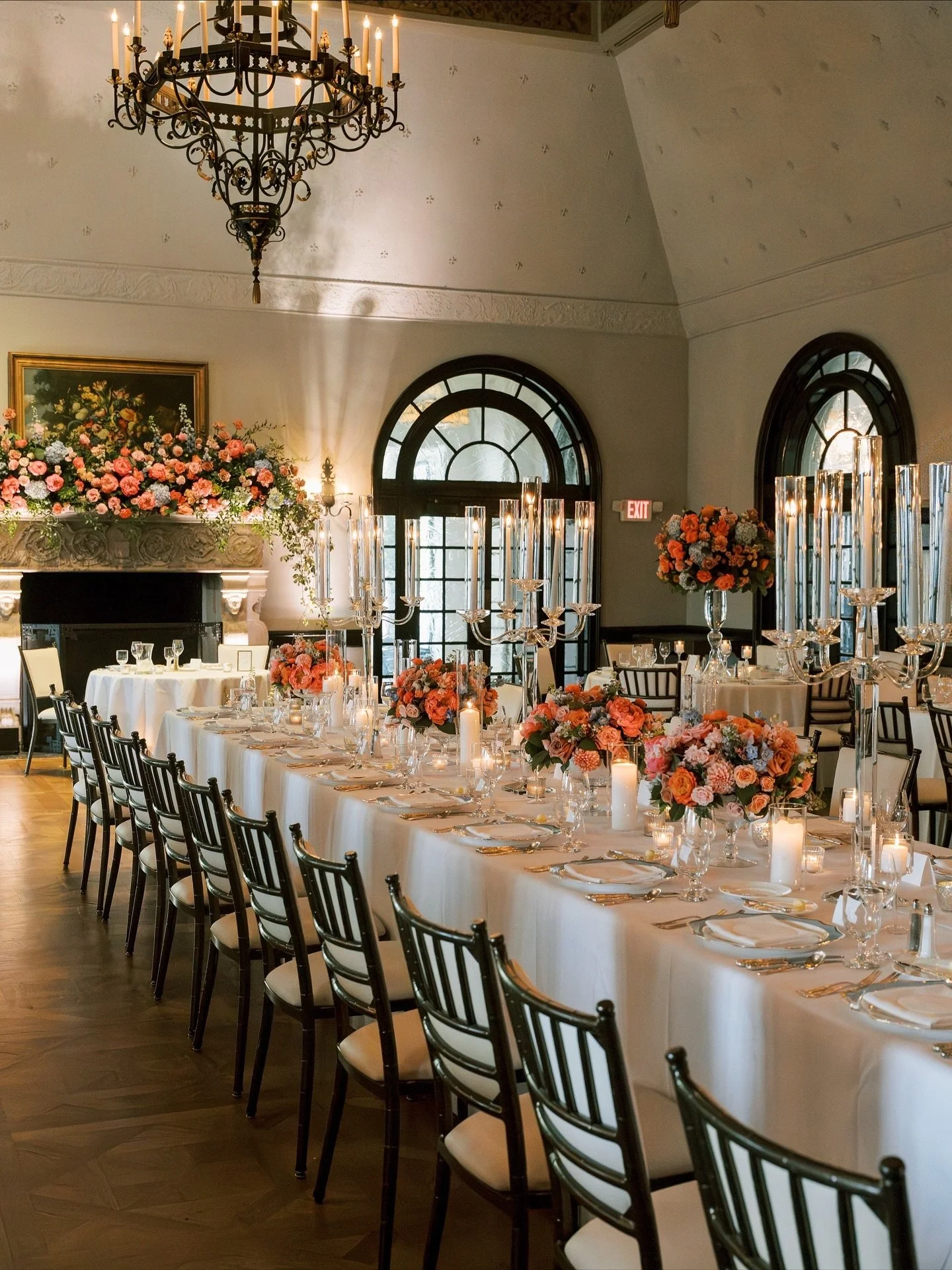 Having your reception dinner in a room that featuring dark accents and mood light is underrated. This is giving ✨romantic✨
Shot for @samanthajeanbecker
