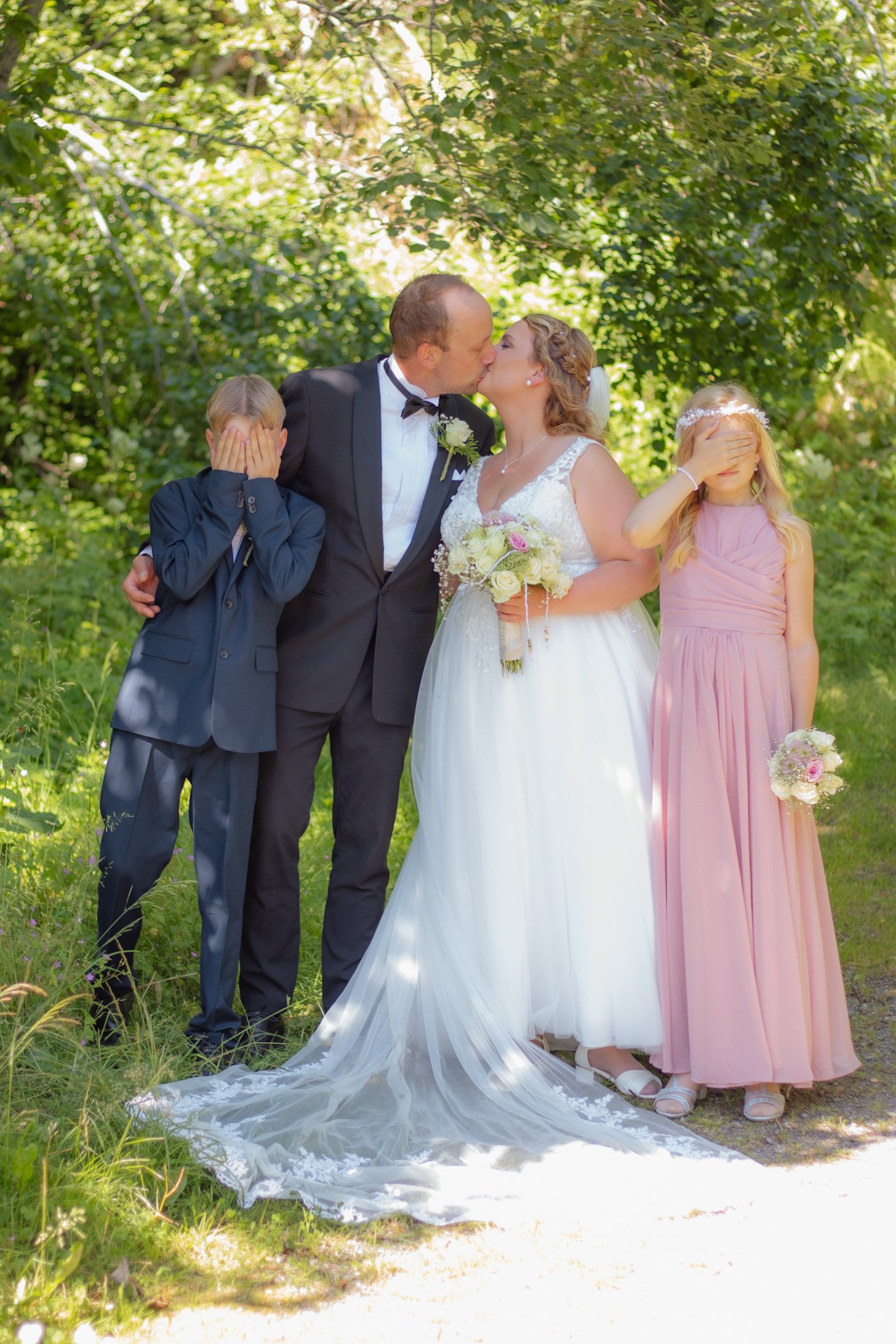 Foto av Grafisk designer Ronja maria Falch. Bryllups fotografi av Ronja Maria Falch.