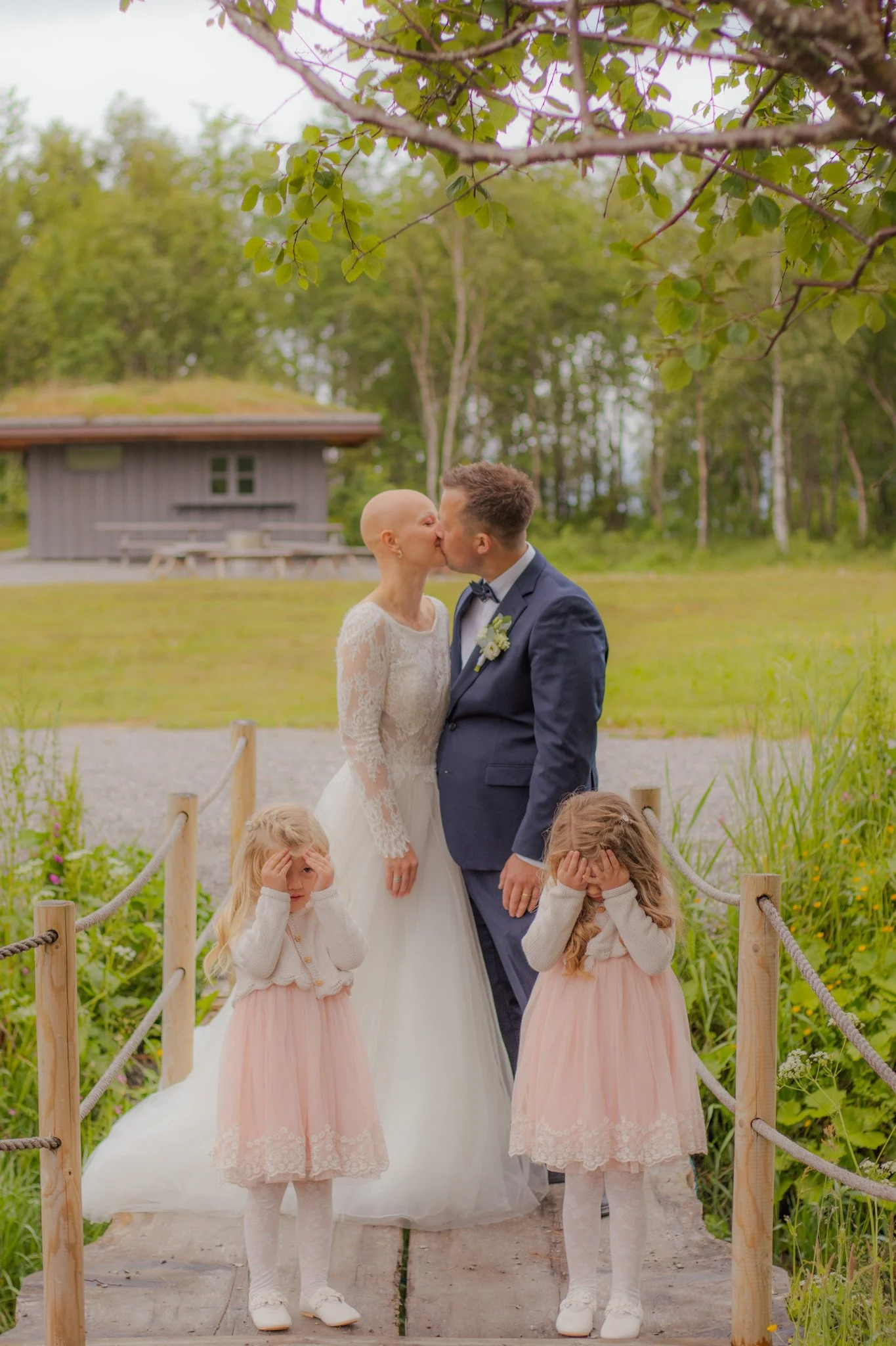 Foto av Grafisk designer Ronja maria Falch. Bryllups fotografi av Ronja Maria Falch.