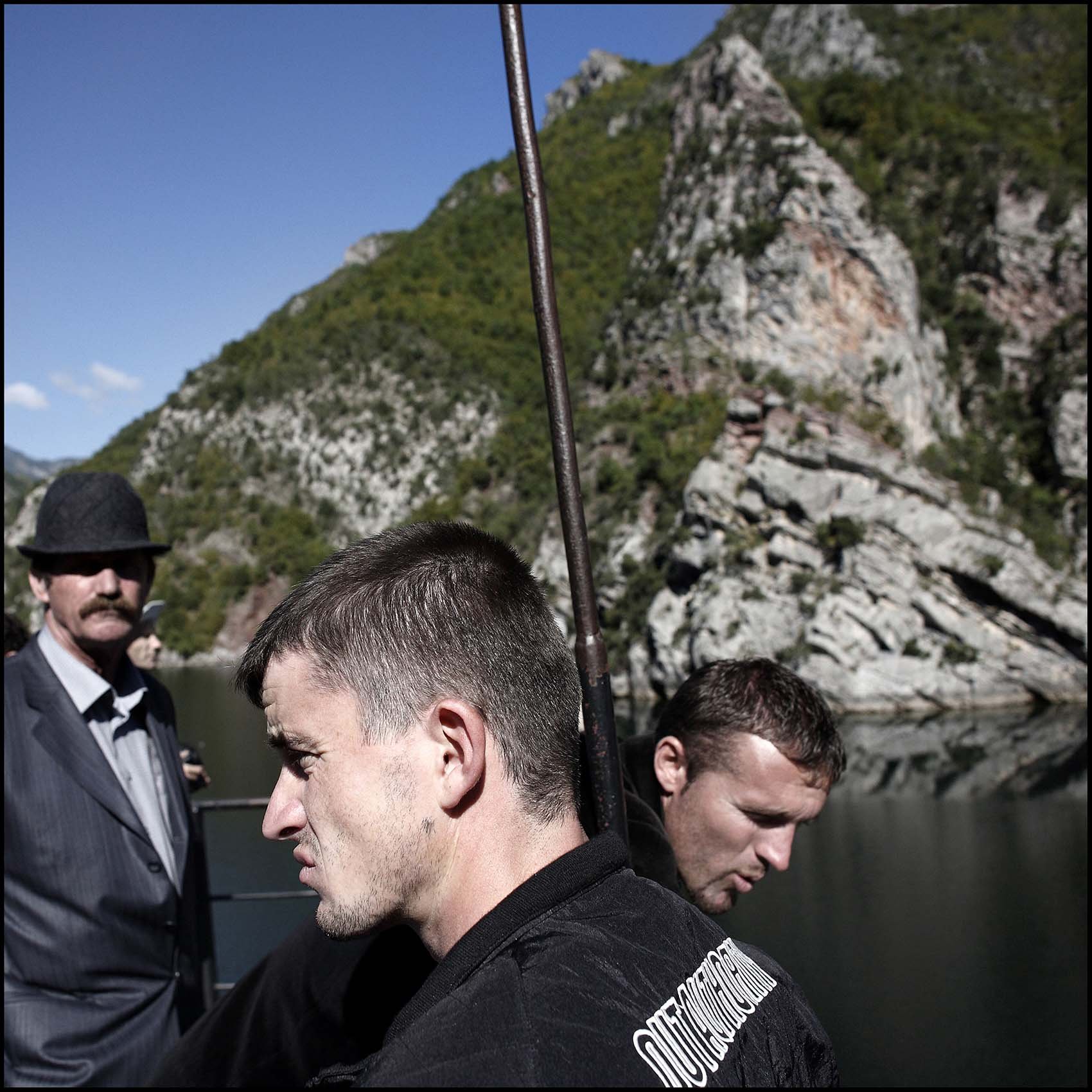  Tropoje, 2009. Sul traghetto, navigando sul lago Koman. 