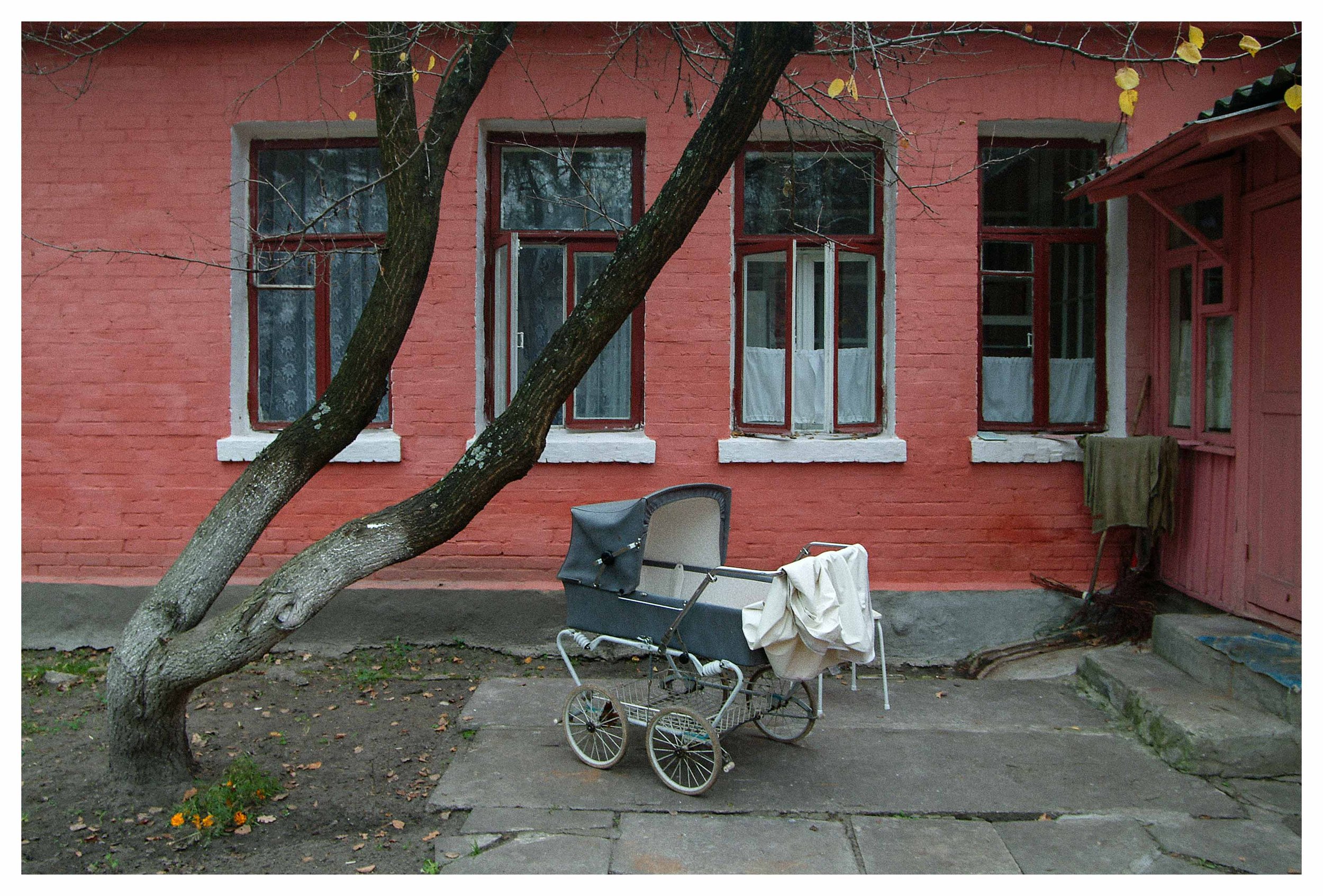  Kiev, 2004. Facciata esterna di un orfanotrofio. 