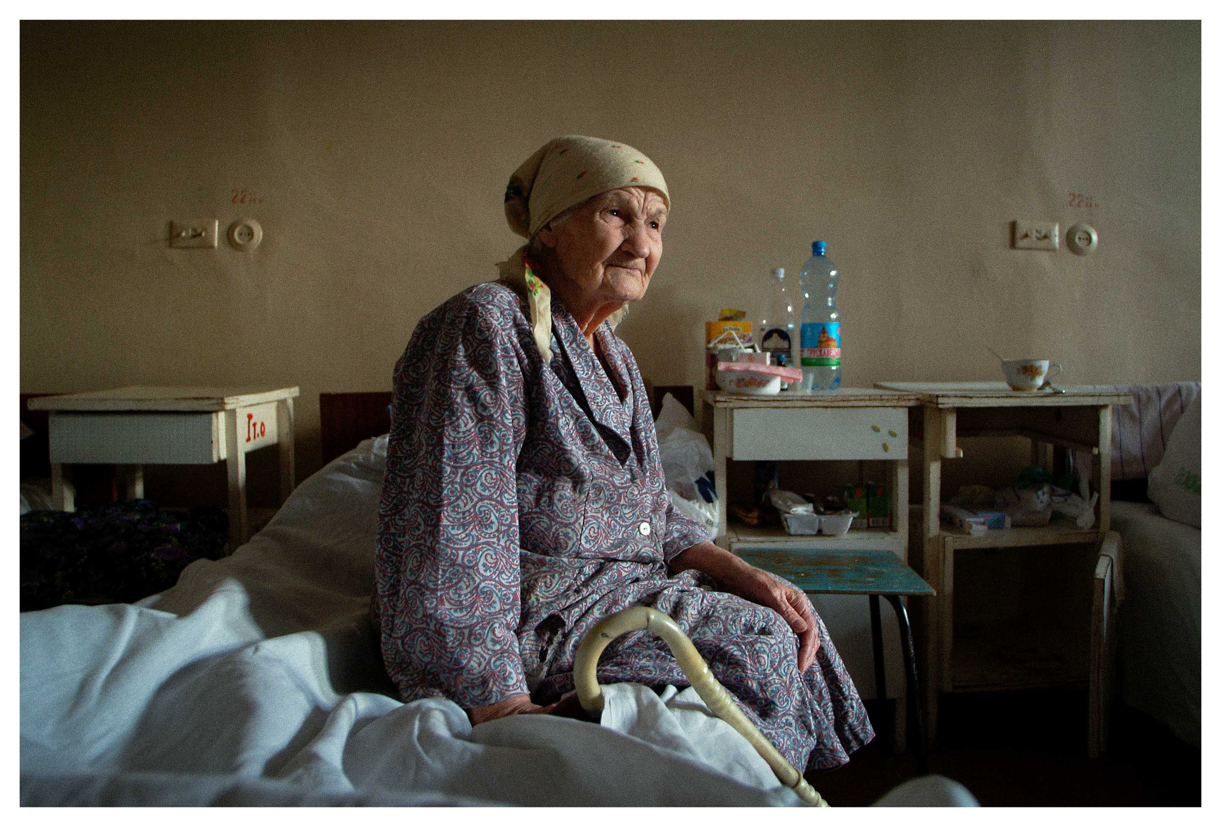  Kiev, 2004. Ospedale centrale di Kiev: anziana paziente seduta sul letto. 