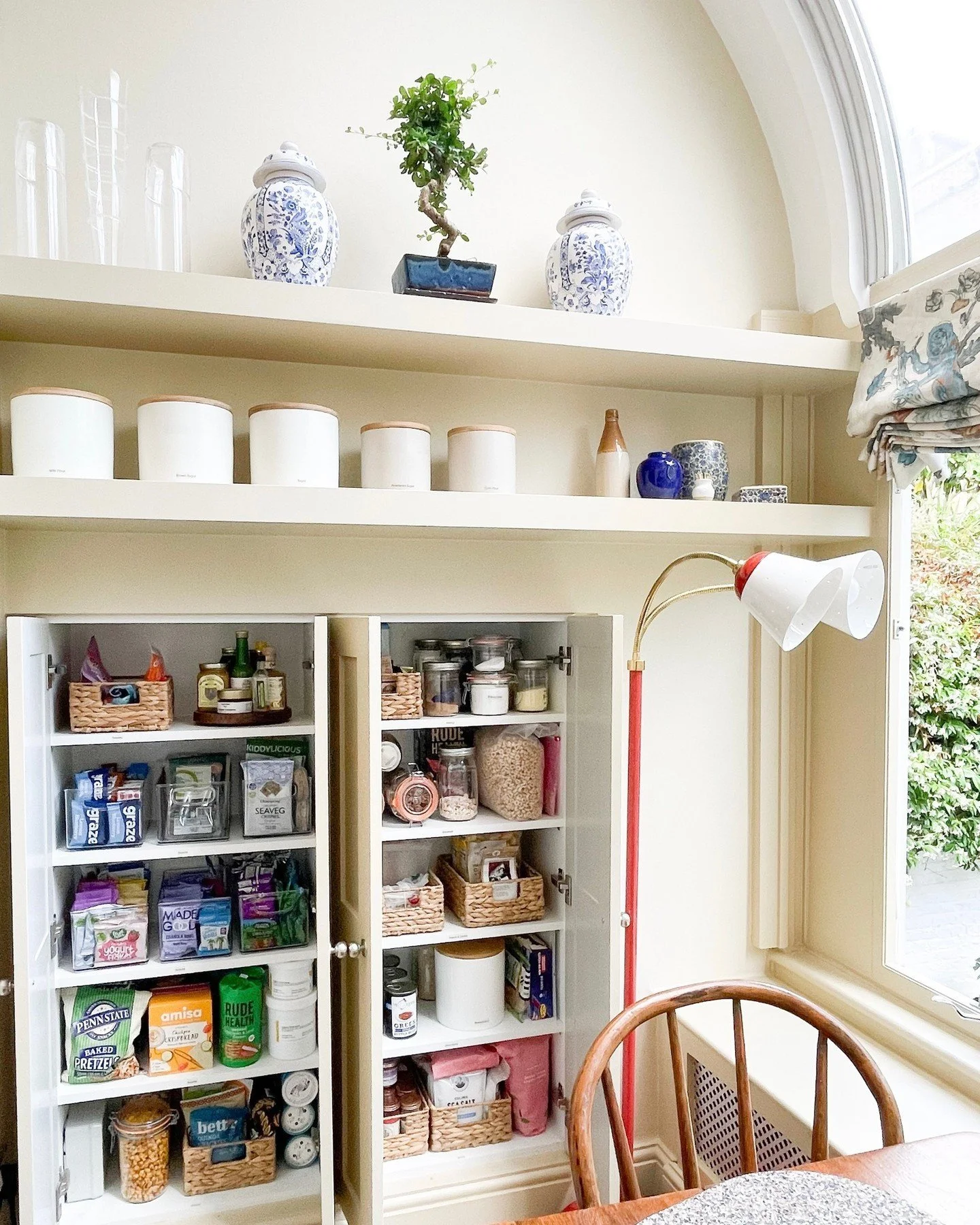 It was a pleasure to bring some order and organisation to this cute kitchen corner 💛

Swipe for the before!
