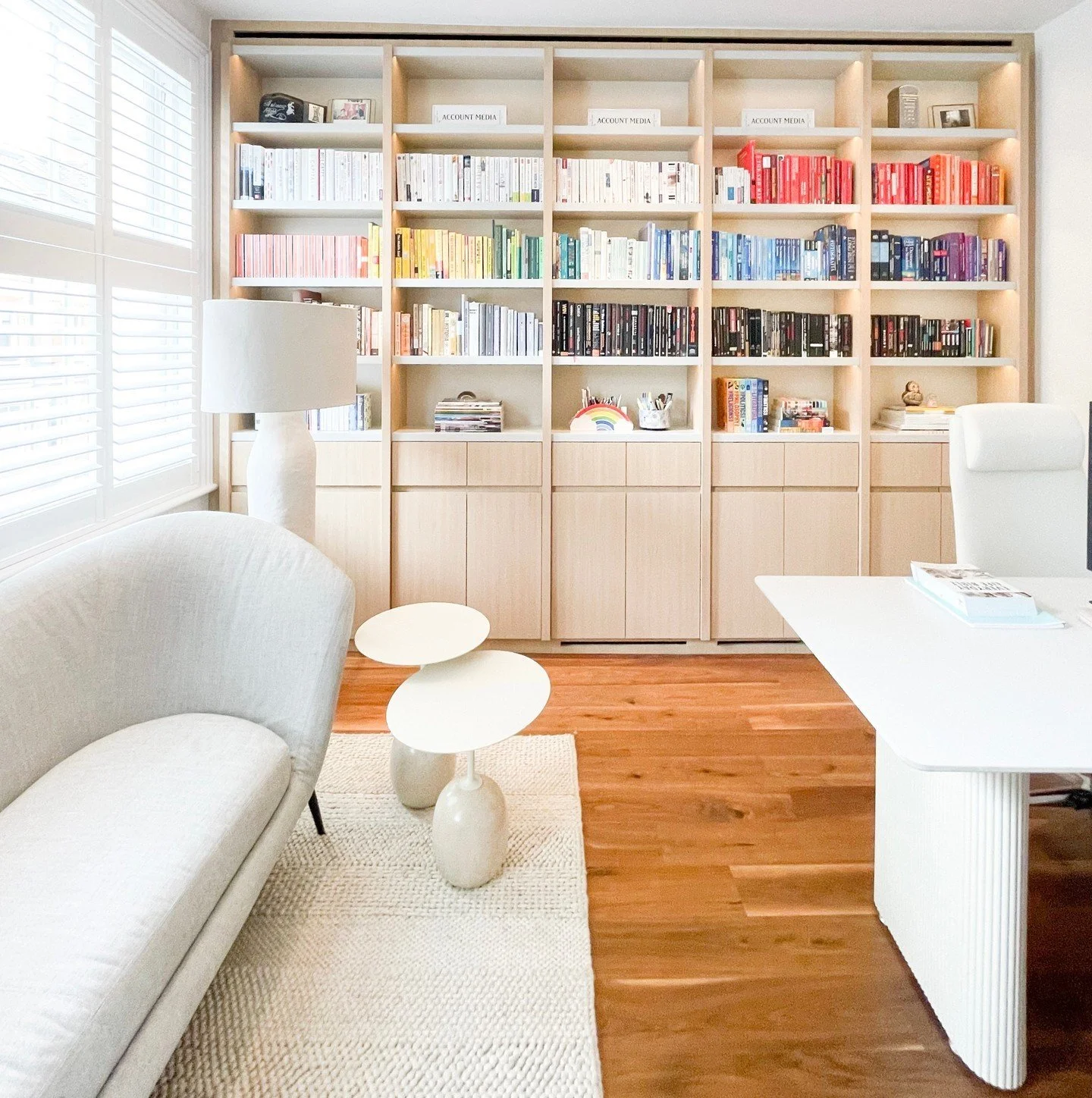A coordinated and calming office space - the perfect work from home retreat 💫

Swipe to see the before!

Get in touch to find out more about creating your dream home office 📚