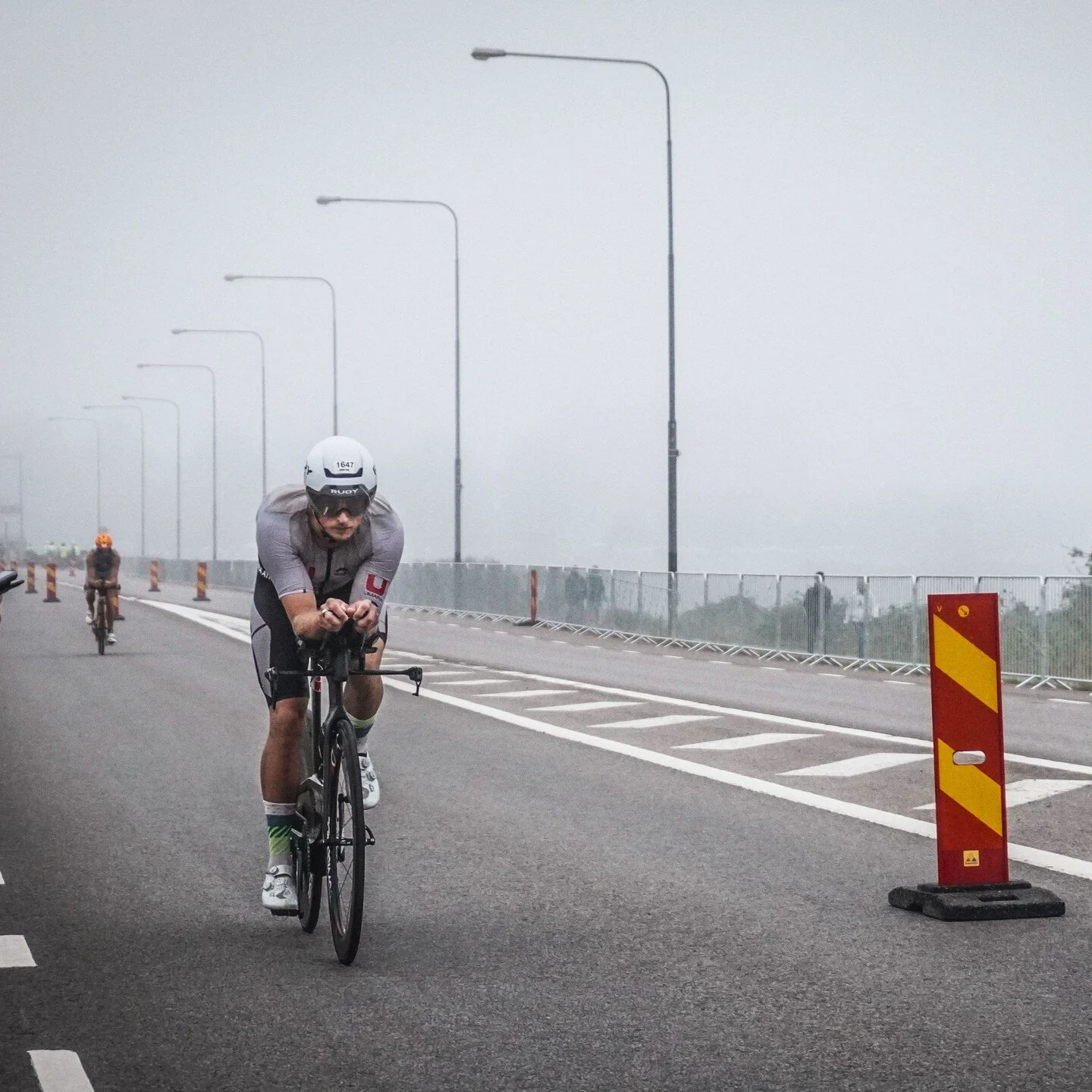 Cyklingen: Jag hoppar upp p&aring; cykeln ganska fr&auml;sch. Pulsen ganska h&ouml;g som alltid n&auml;r man v&auml;xlar men tycker ocks&aring; att effektm&auml;taren visar konstiga siffror. 320w och jag trampar knappt 😰 S&aring; best&auml;mmer dire