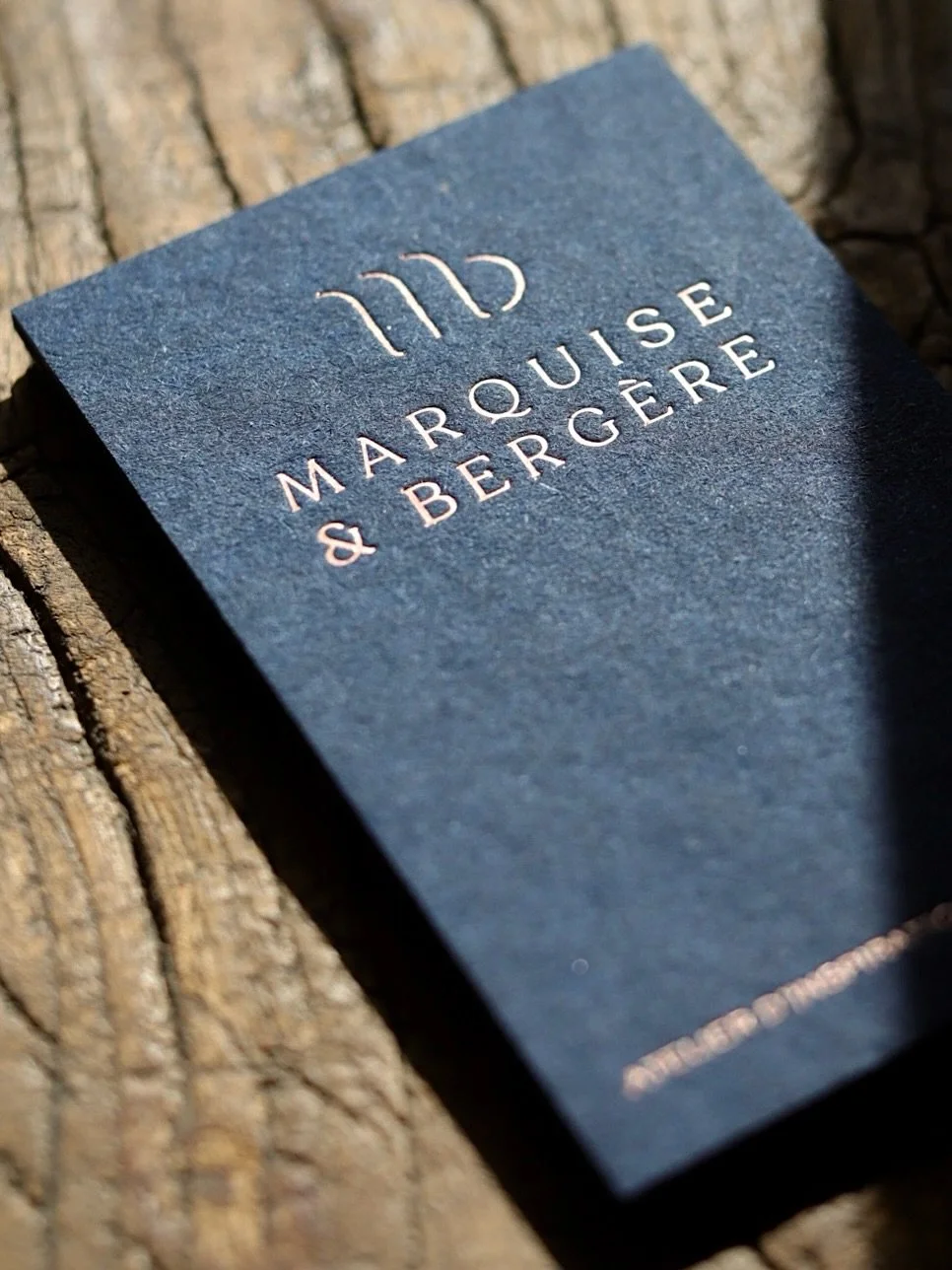 Dans le monde corporate, une carte de visite sert simplement &agrave; laisser ses coordonn&eacute;es.

Dans le monde de la d&eacute;coration, elle raconte une sensibilit&eacute;, une mati&egrave;re, une attention port&eacute;e aux d&eacute;tails.

La