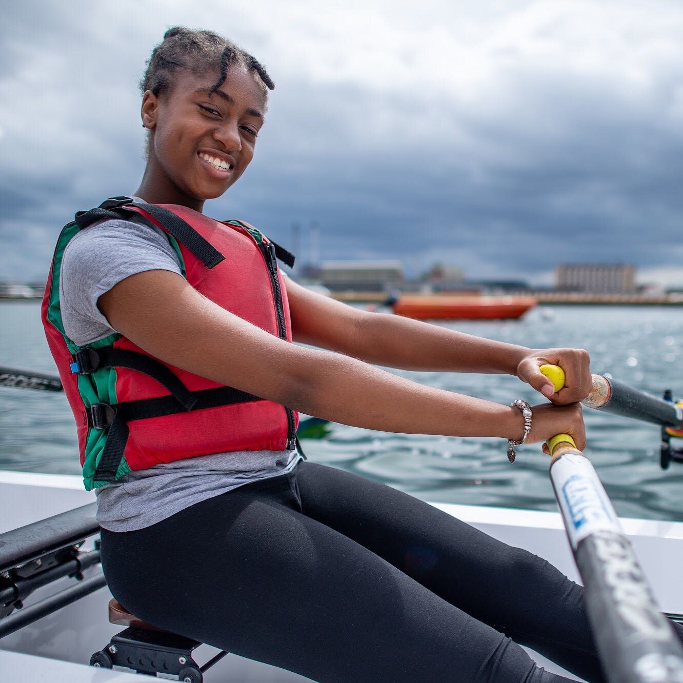 The skills learned by our participants  during our weekly indoors sessions are then transferred to on-water rowing. The midterm sessions are delivered by @londonyouthrowing and are funded by amazing partners such as the @theboatraces 

📸 @theboatrac