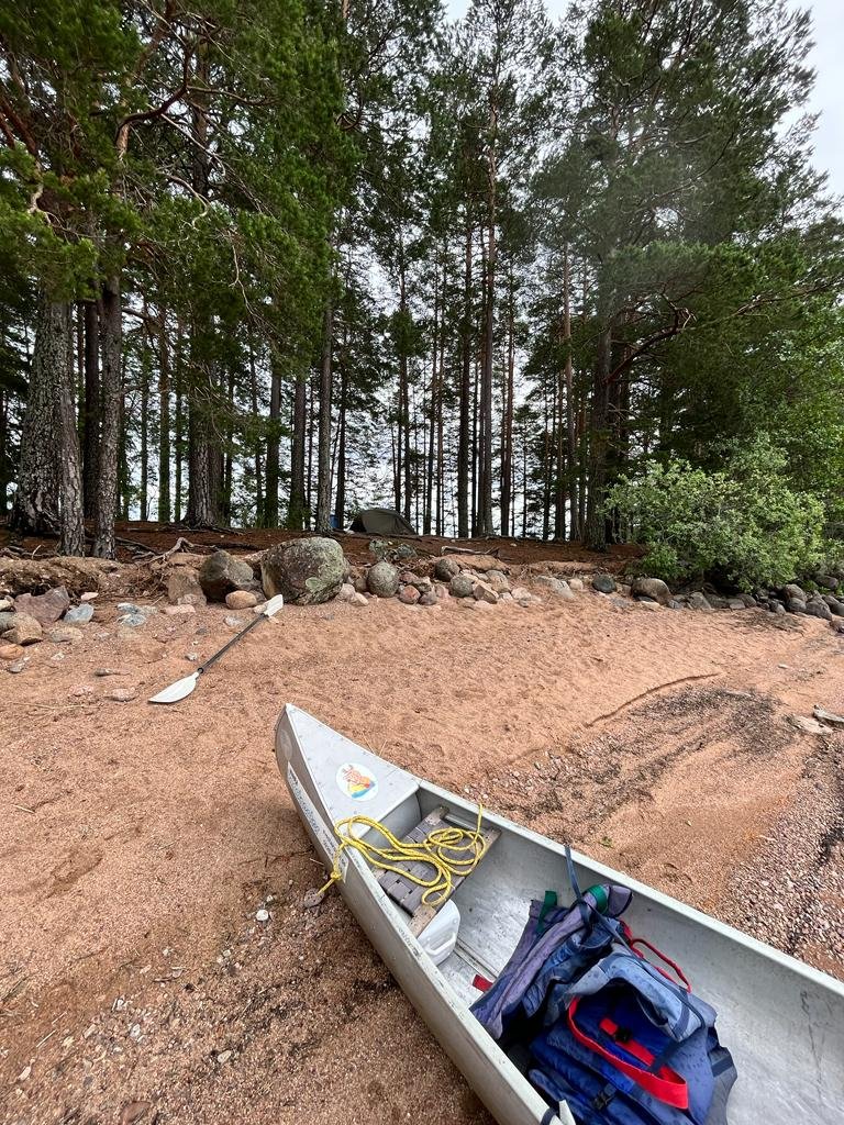 De kano op het verlaten strand in Zweden tijdens de Lev Reis