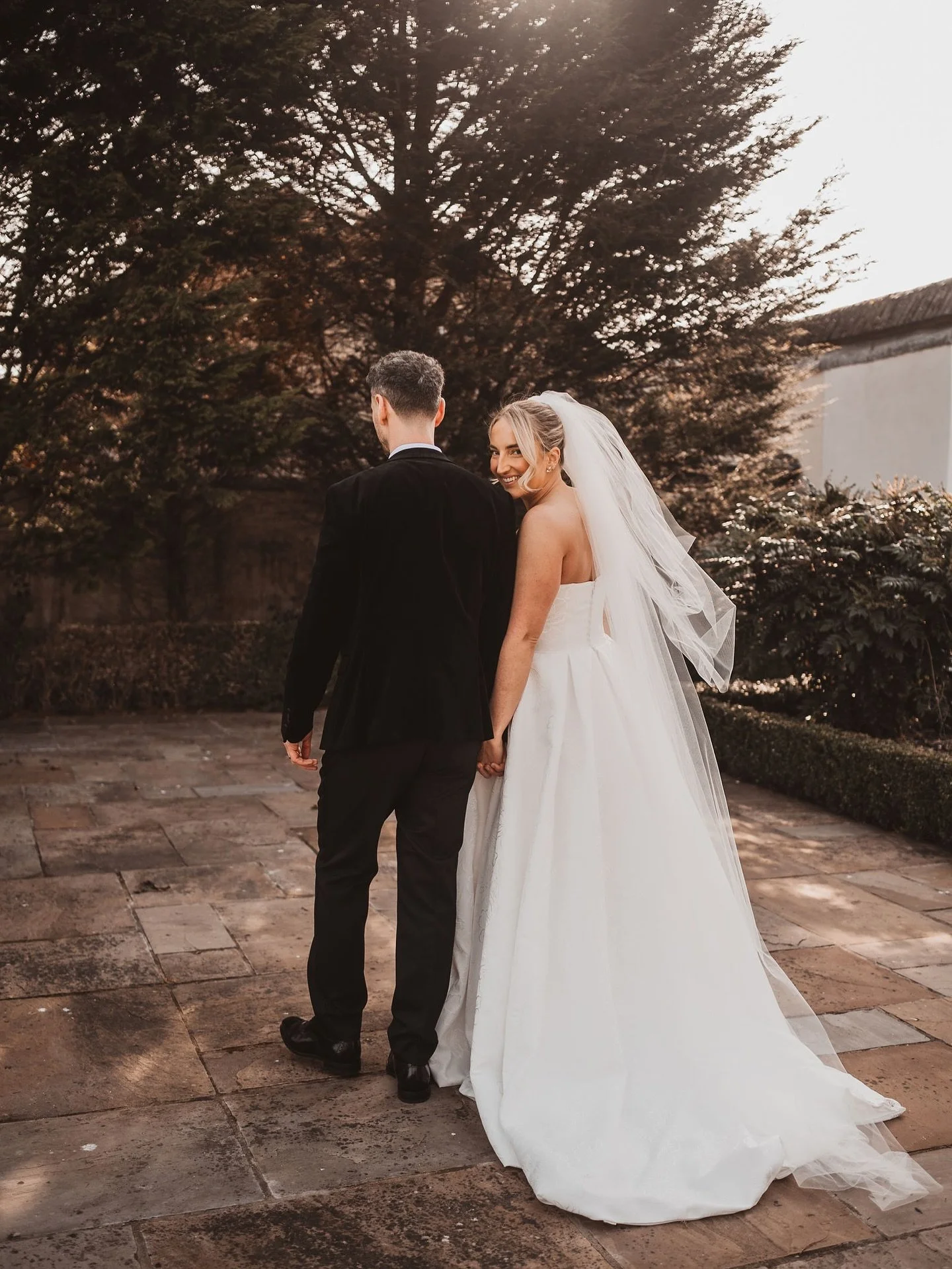 Little throwback to earlier in the year with these gorgeous lovebirds 🥰 

dress - @bridal_lounge_clitheroe 
shoes - @stevemadden 
veil - @laceandfavour 
make up - @aprilleannebeauty 
hair - @hairbybethansteers 
suit- @peterposhsuit 
florist - @flowe