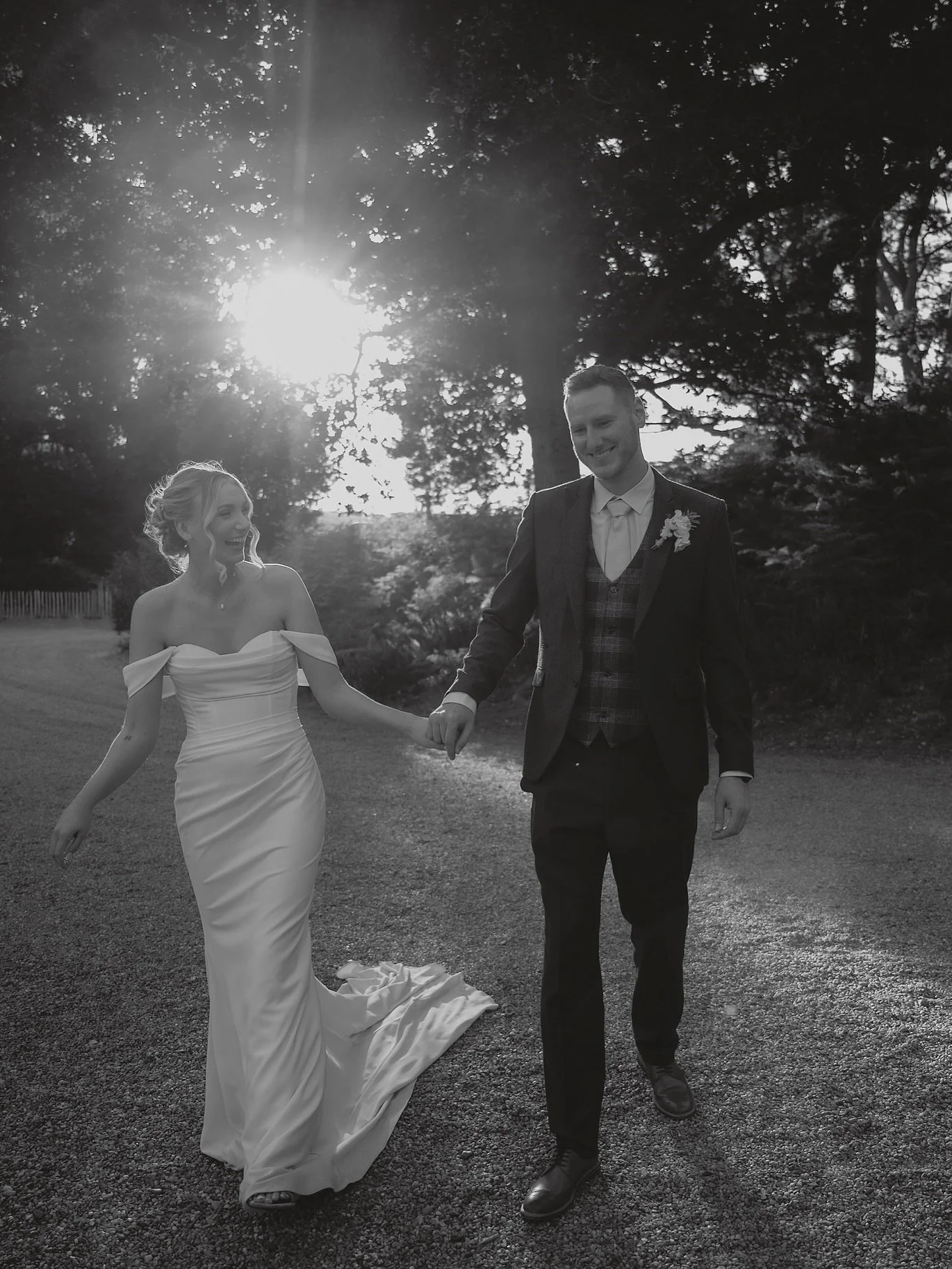 Moments from Gemma + Scott&rsquo;s beautiful day 🥰&hearts;️

Wedding dress - @weddingbelles_4oaks 
Suit - @peterposhsuit 
Flowers - @blossom_by_kayleigh 
Venue - @bridalbarnwedding 
Car - @pearlheritagevw 
Caterers - @bigmouths.catering 
Strings - @