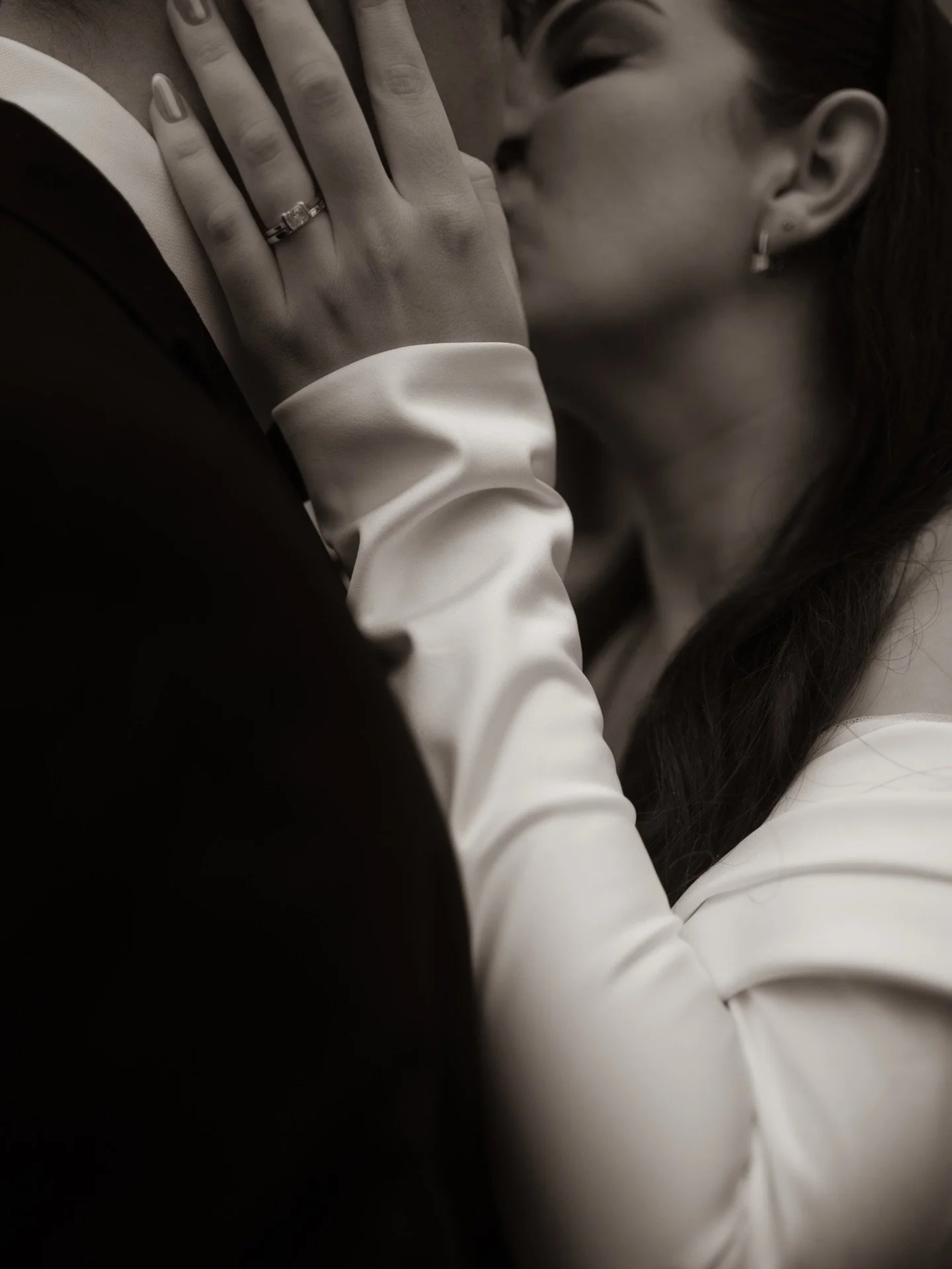 As much as I adore a breathtaking backdrop; sweet intimate moments like this are just as beautiful 🖤 

Venue  @vicarageboutique 
Wedding Dress: @wona_concept @rachelashbrides 
Makeup : @heatherjacksonbeauty 
Hair: @hairbyhannahtaylor 
Content creato