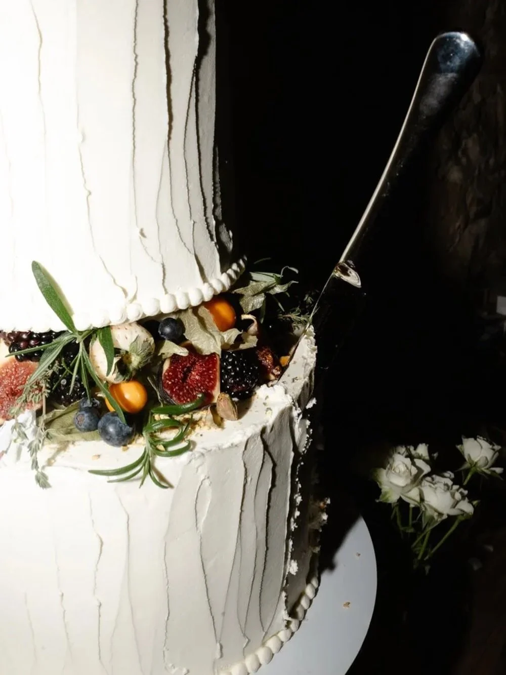 The only part of my job I don&rsquo;t like? Having to stare at culinary masterpieces like this whilst not being able to have a giant bite through the screen 😩🤤 
Gorgeous cake by @wheretheribbonends 
Venue @middletonlodge 

#middletonlodgeweddingpho