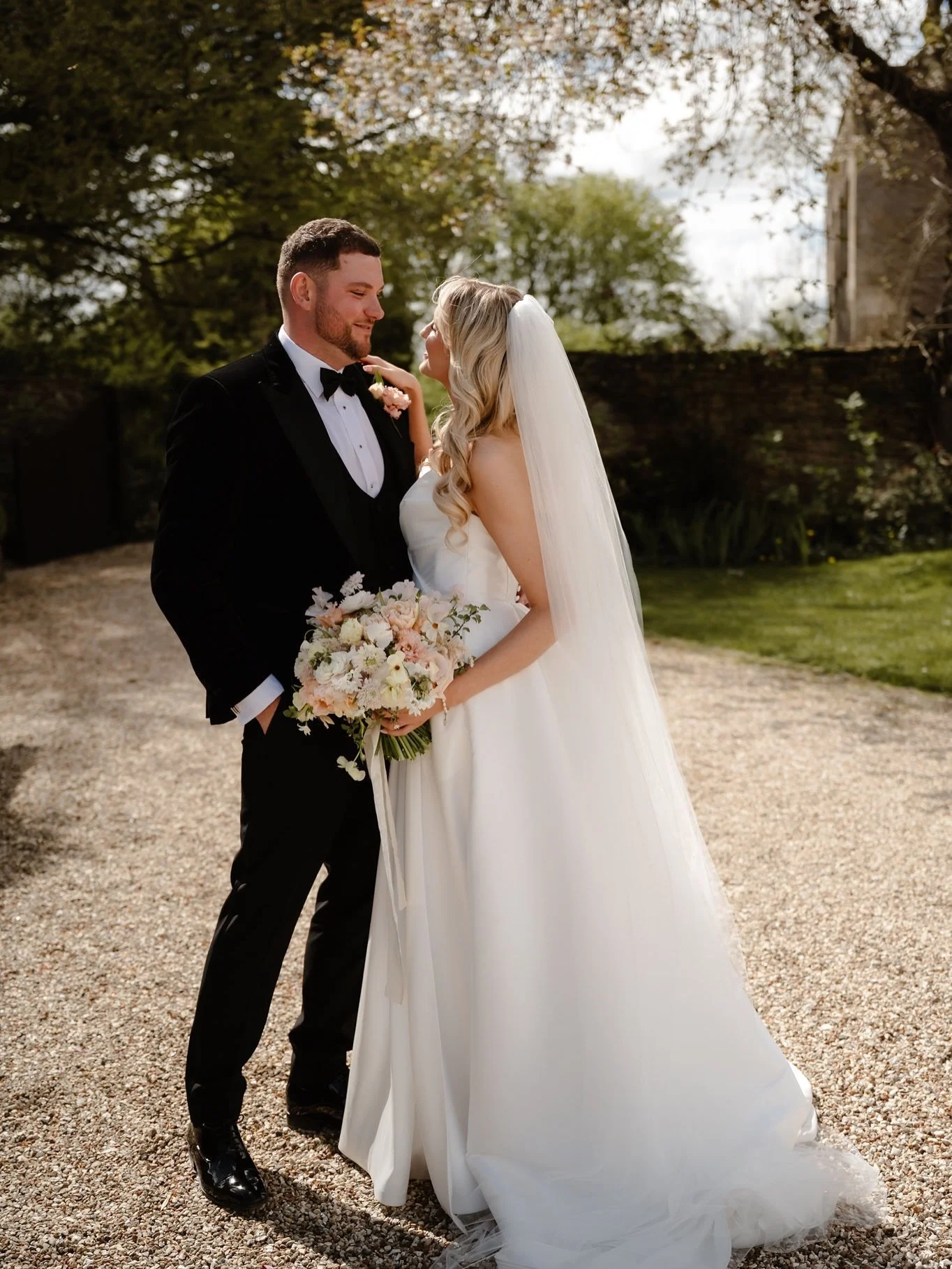 Very much looking forward to the return of some sun this weekend (if the weather forecast can be trusted 🤞🏻), like this beautiful Spring day for Millie + Louis 🤍

Dress @elizabethannebridal 
Caterers @orchardcatering 
Tux @clifton_suits 
Hair styl