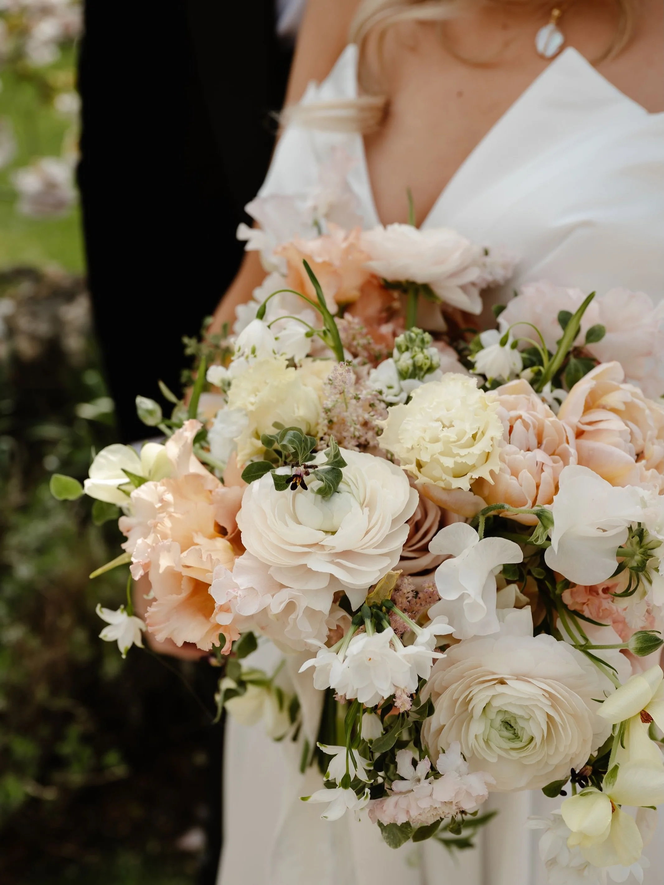 Happy bank holiday! ☀️ still totally in love with Millie&rsquo;s stunning bouquet by @theflowerhuttetbury 😍 @thegreattythebarn 

#cotswoldsweddingphotographer #londonweddingphotographer #franceweddingphotographer #destinationweddingphotographer #gre
