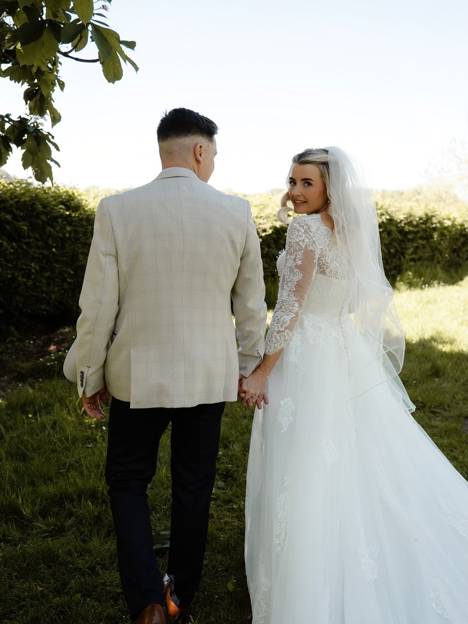 Moments from an unbelievable day with Emma + Dan 🤍🥰 

Bridesmaid dresses @sixstories 
Make up - @victoriaellenmakeup 
Bridal jewellery @lilyandrooldn 
Florist - @flourishflowers_nw 
Venue dresser - @maddisonjcreations 
Singer - @ceryshansonmusic 
V