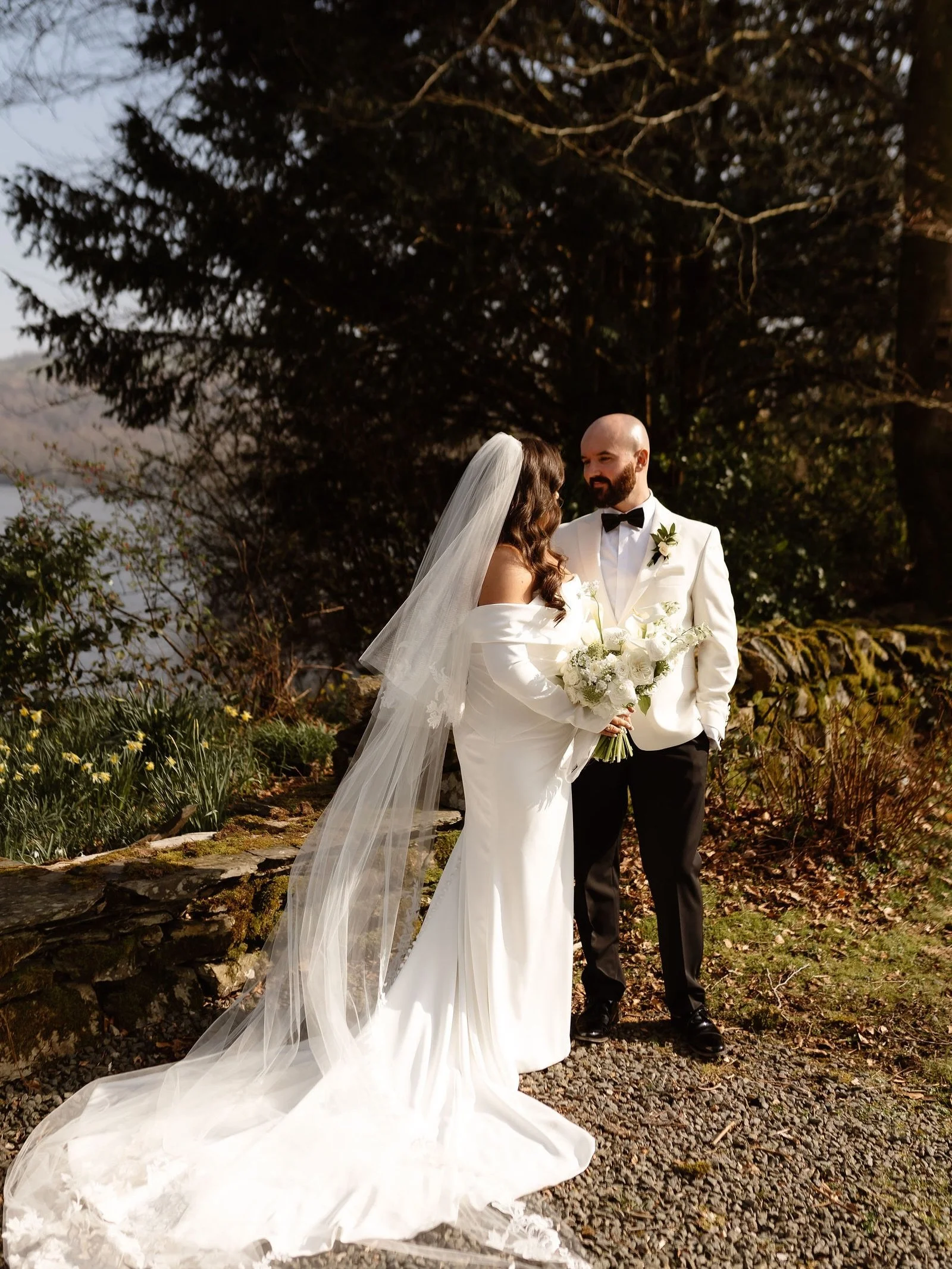 Another sunny day (I feel like we&rsquo;ve had quite a lot this year? You know, for England 🙃), Hannah + Rob in Cumbria. A perfectly lovely, warm spring day looking out at lake Windermere 😍 

@lovestory_bridal 
@honeyshideaway 
@willowandfiginthela