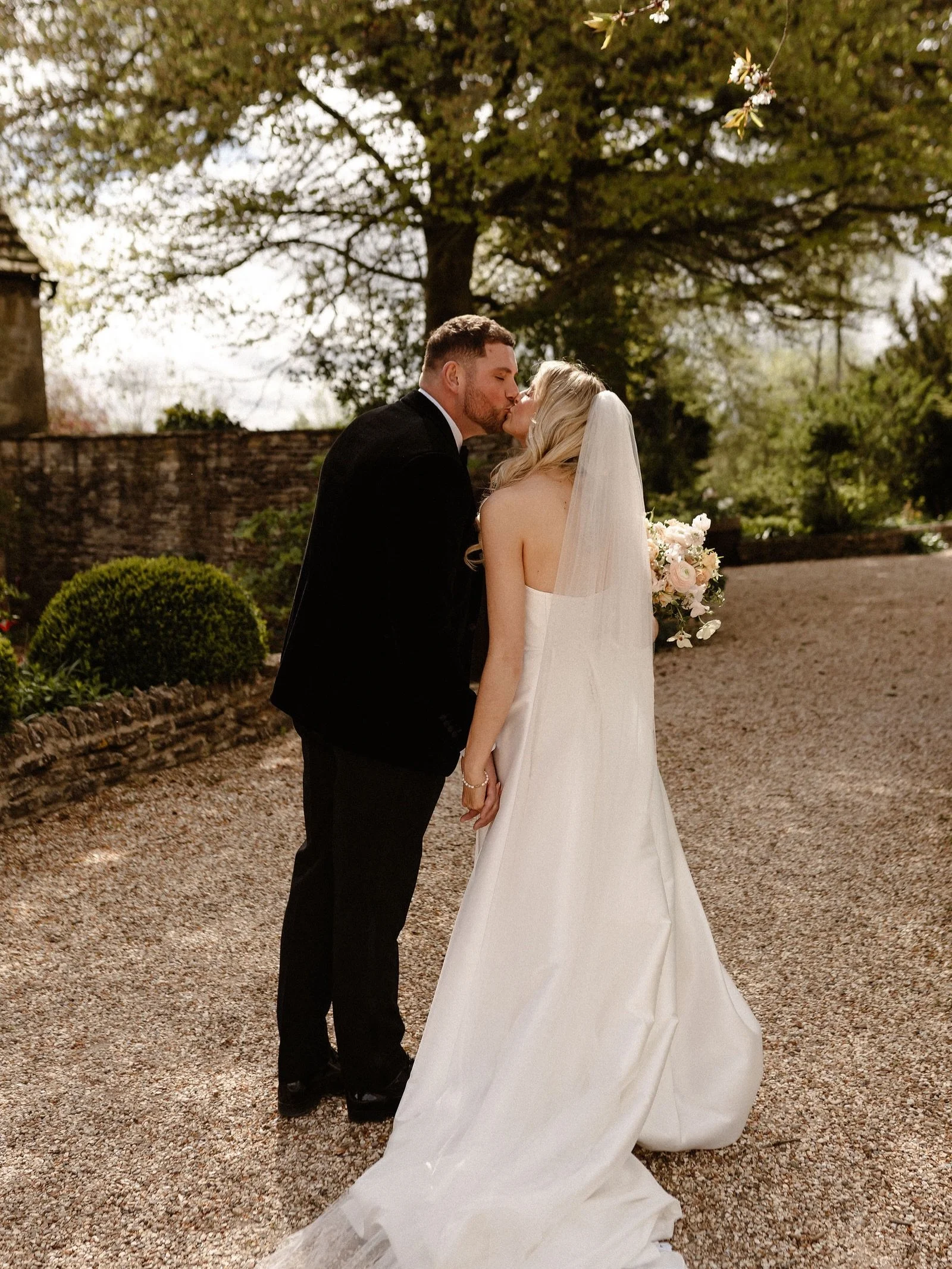 The Cotswolds never disappoints! Millie + Louis 🤍 

Dress @elizabethannebridal 
Caterers @orchardcatering
Tux @clifton_suits 
Hair stylist- @andrealuellahair 
Florist- @theflowerhuttetbury
Rings- @cliftonvillagejewellers 
Venue- @thegreattythebarn 
